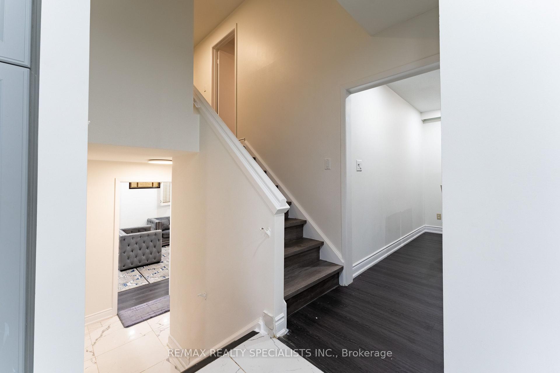 Photo 16 of 21 Parkend Avenue, Brampton, Brampton South — HOMEH