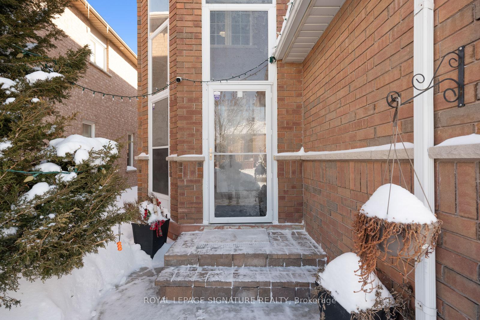 Photo 3 of 3 Blackthorn Drive, Vaughan, Maple — HOMEH