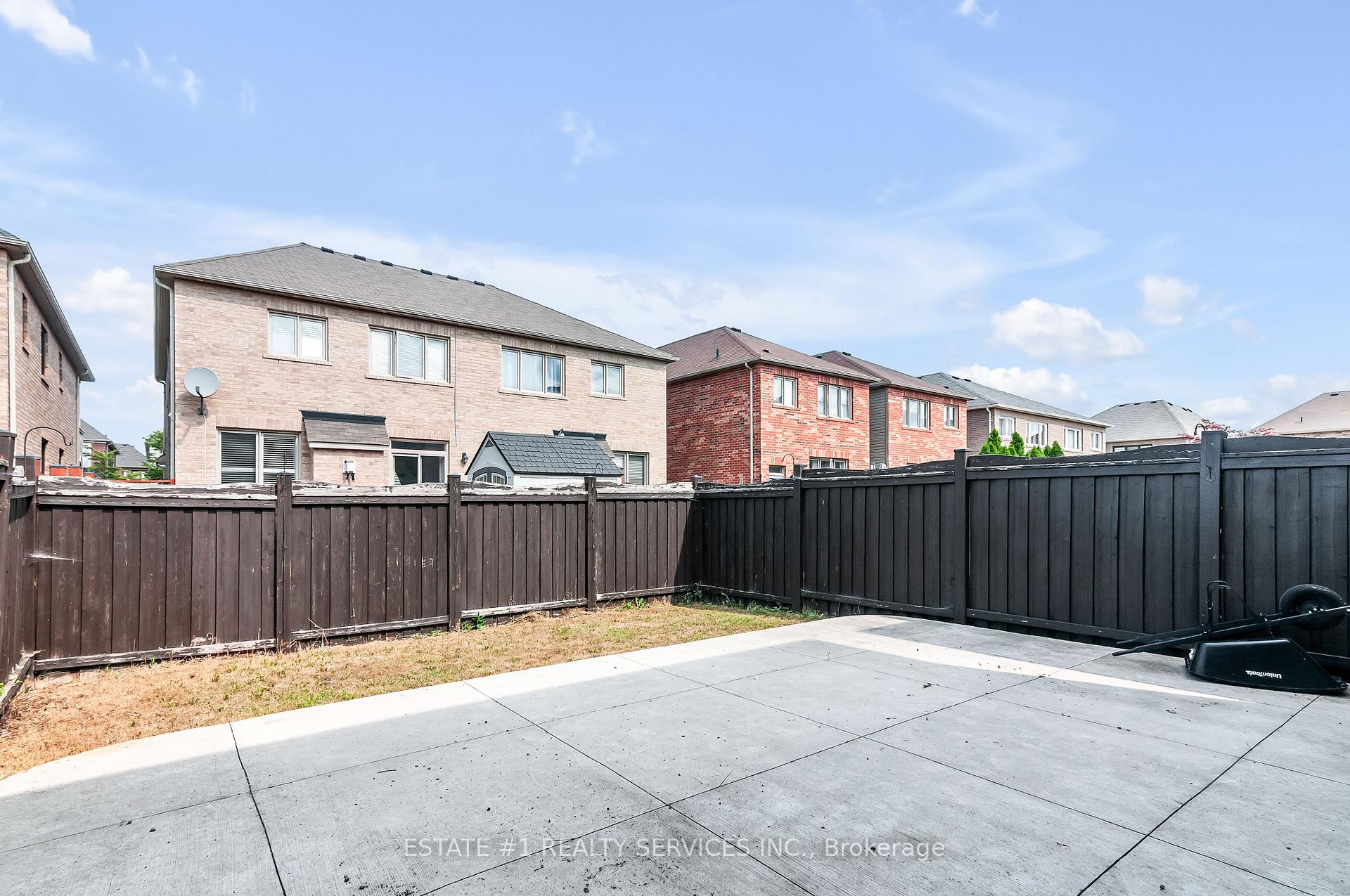 Photo 3 of 13 Andretti Crescent, Brampton, Credit Valley — HOMEH