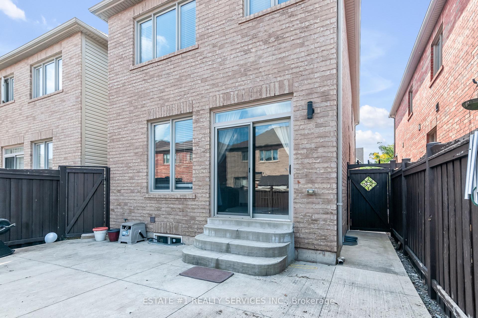 Photo 4 of 13 Andretti Crescent, Brampton, Credit Valley — HOMEH