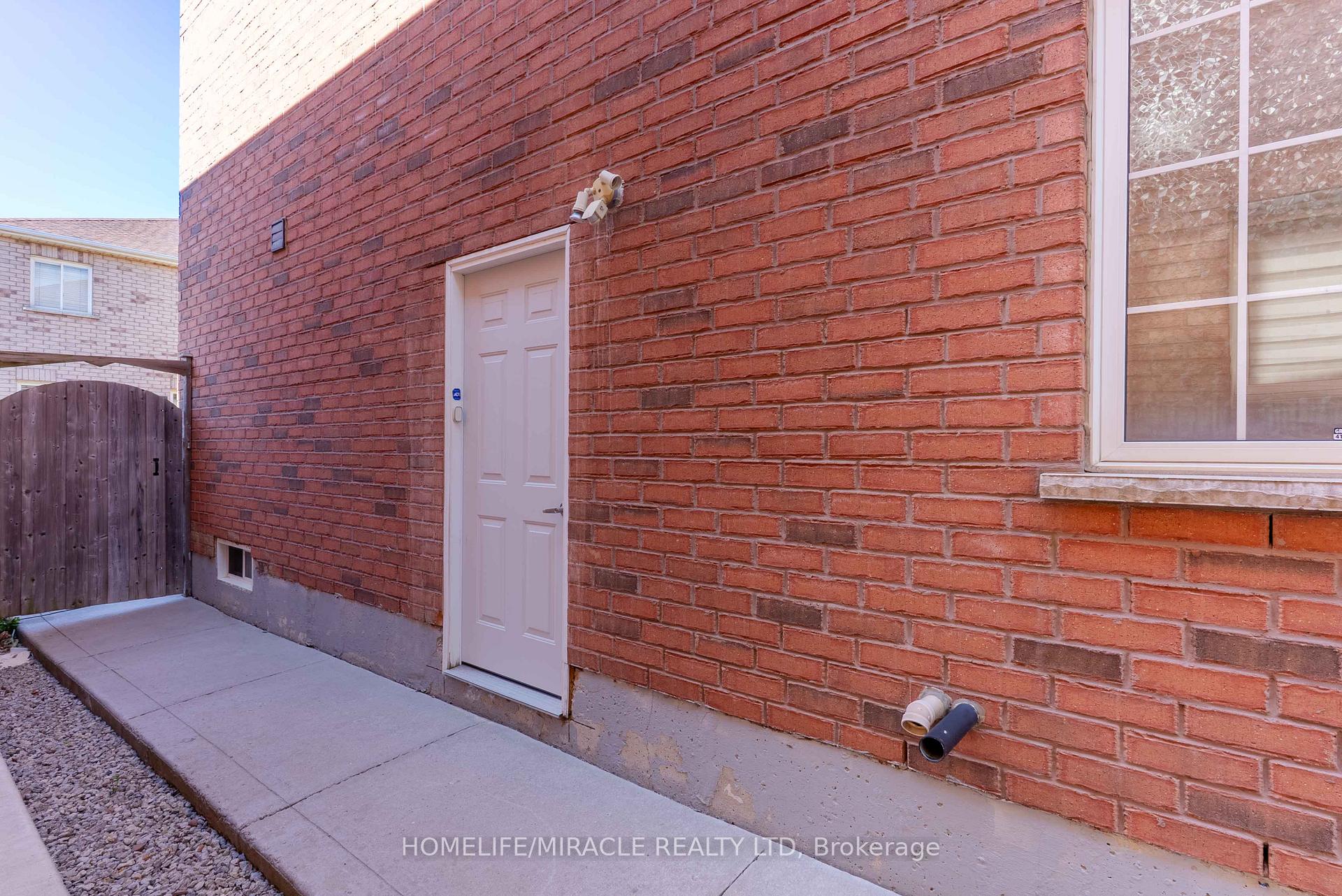 Photo 2 of 14 Galveston Crescent, Brampton, Fletcher's Meadow — HOMEH