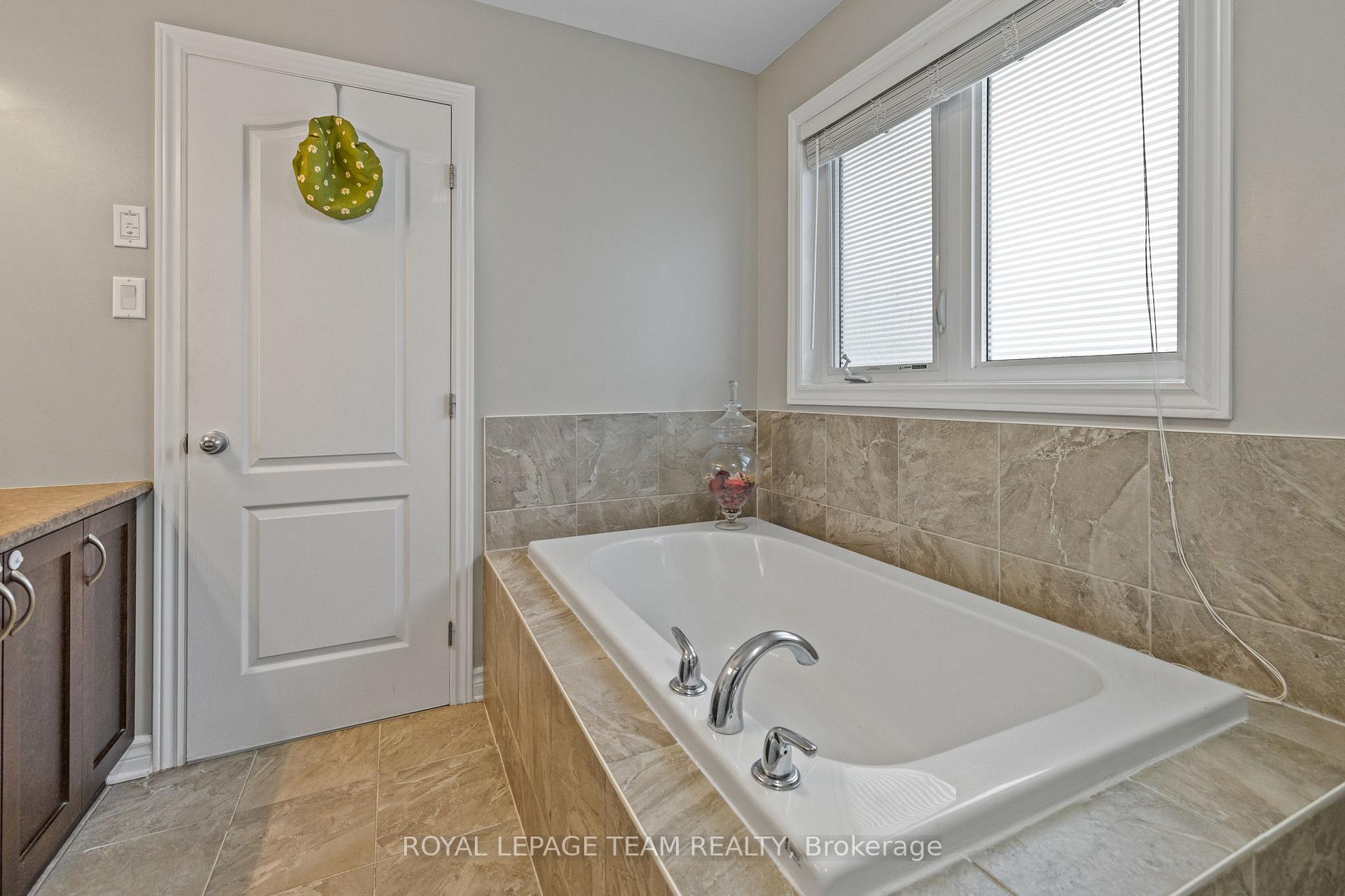 Photo 18 of 1134 Cobble Hill Drive, Ottawa, Barrhaven - Cedargrove/Fraserdale — HOMEH