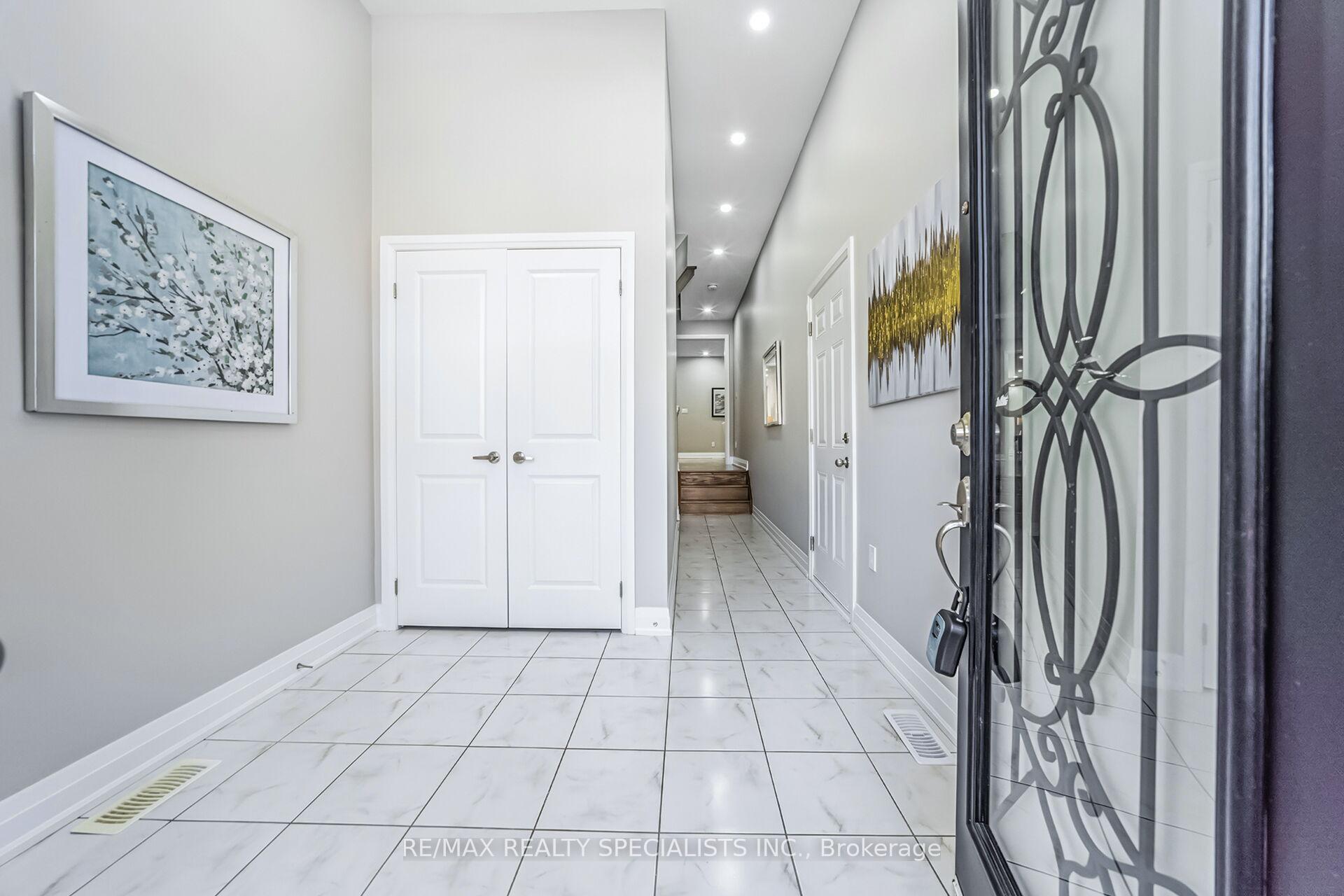 Photo 5 of 16 Dalbeattie Drive, Brampton, Bram West — HOMEH