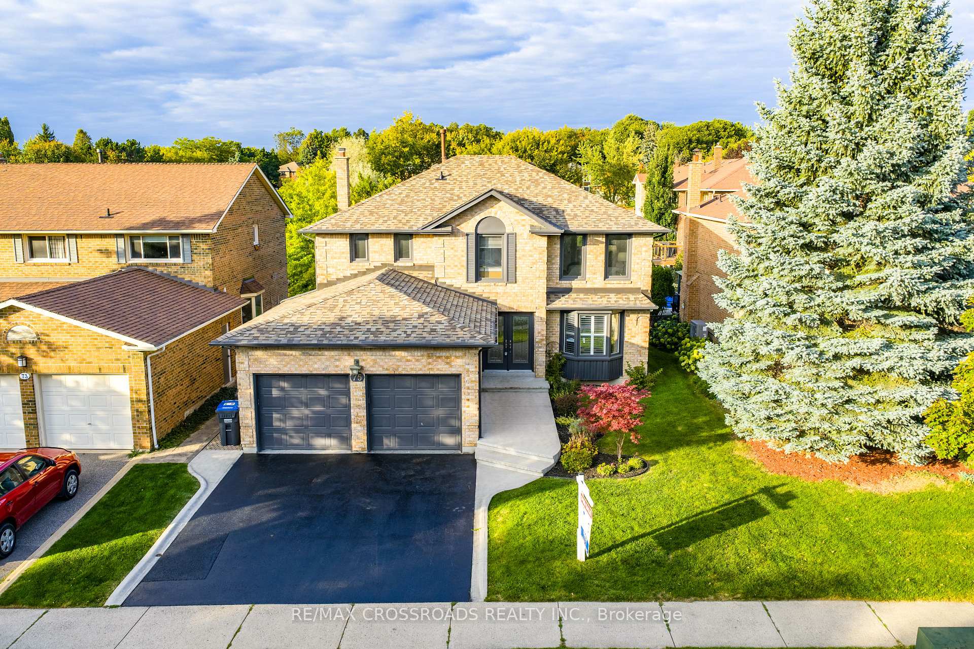 Photo 3 of 75 Barr Crescent, Brampton, Heart Lake East — HOMEH