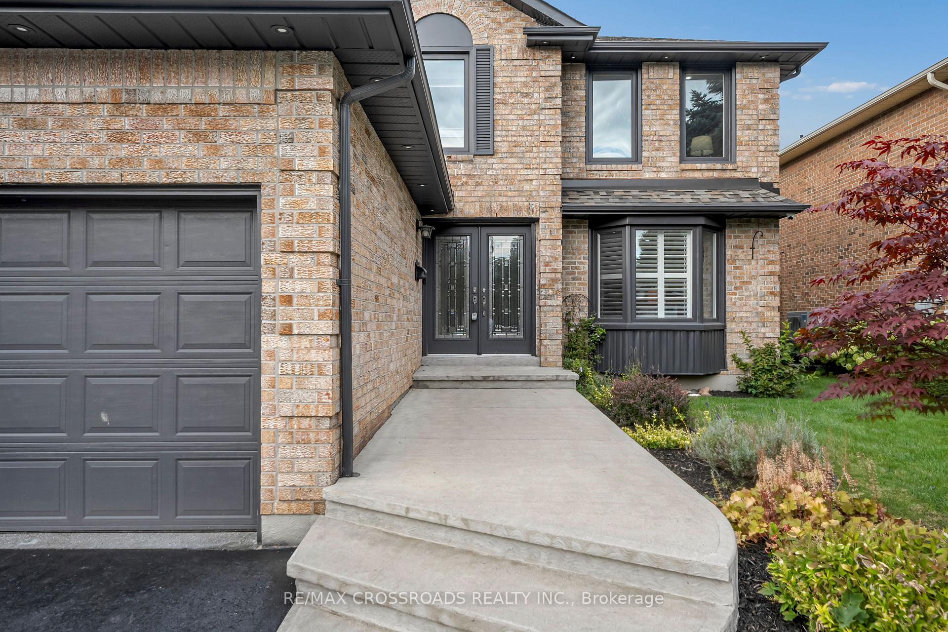 Photo 4 of 75 Barr Crescent, Brampton, Heart Lake East — HOMEH