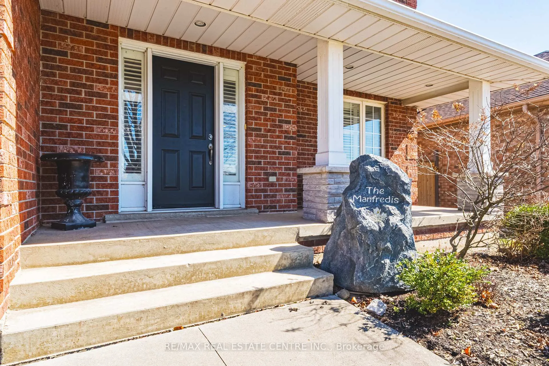 Photo 2 of 19 Liuna Court, Hamilton, Winona Park — HOMEH