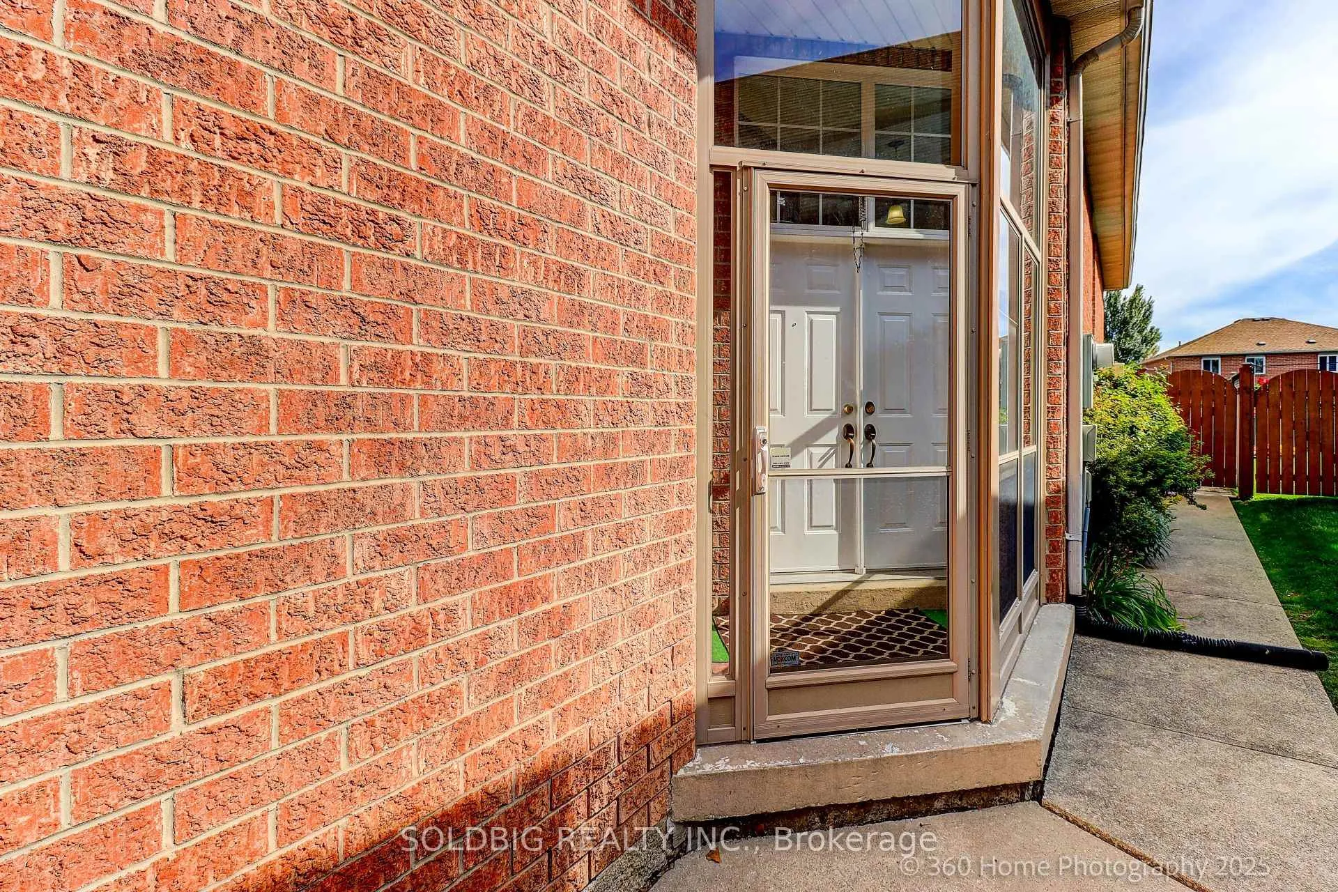 Photo 4 of 25 Trailridge Drive, Brampton, Brampton West — HOMEH