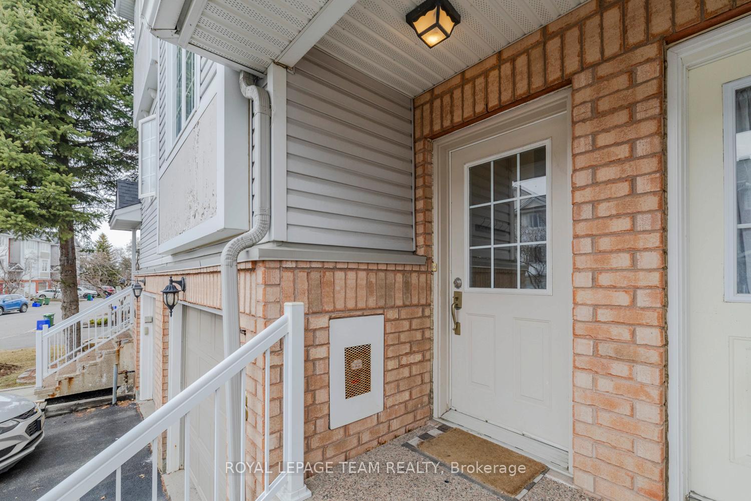 Photo 2 of 78 Manhattan Crescent, Ottawa, Central Park — HOMEH