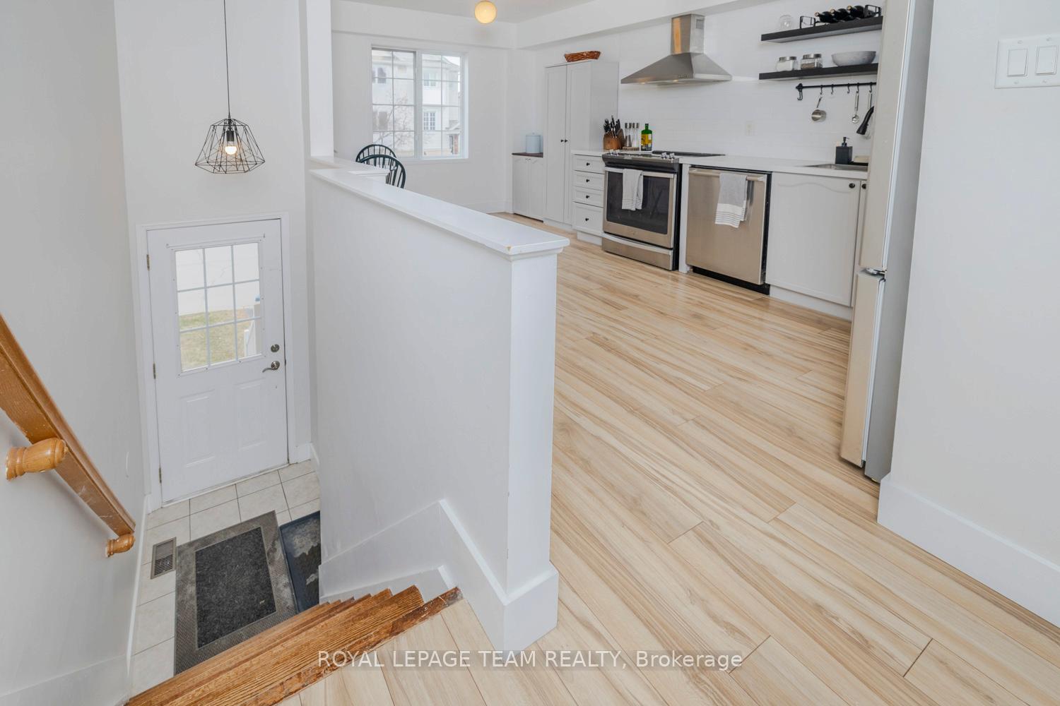 Photo 3 of 78 Manhattan Crescent, Ottawa, Central Park — HOMEH