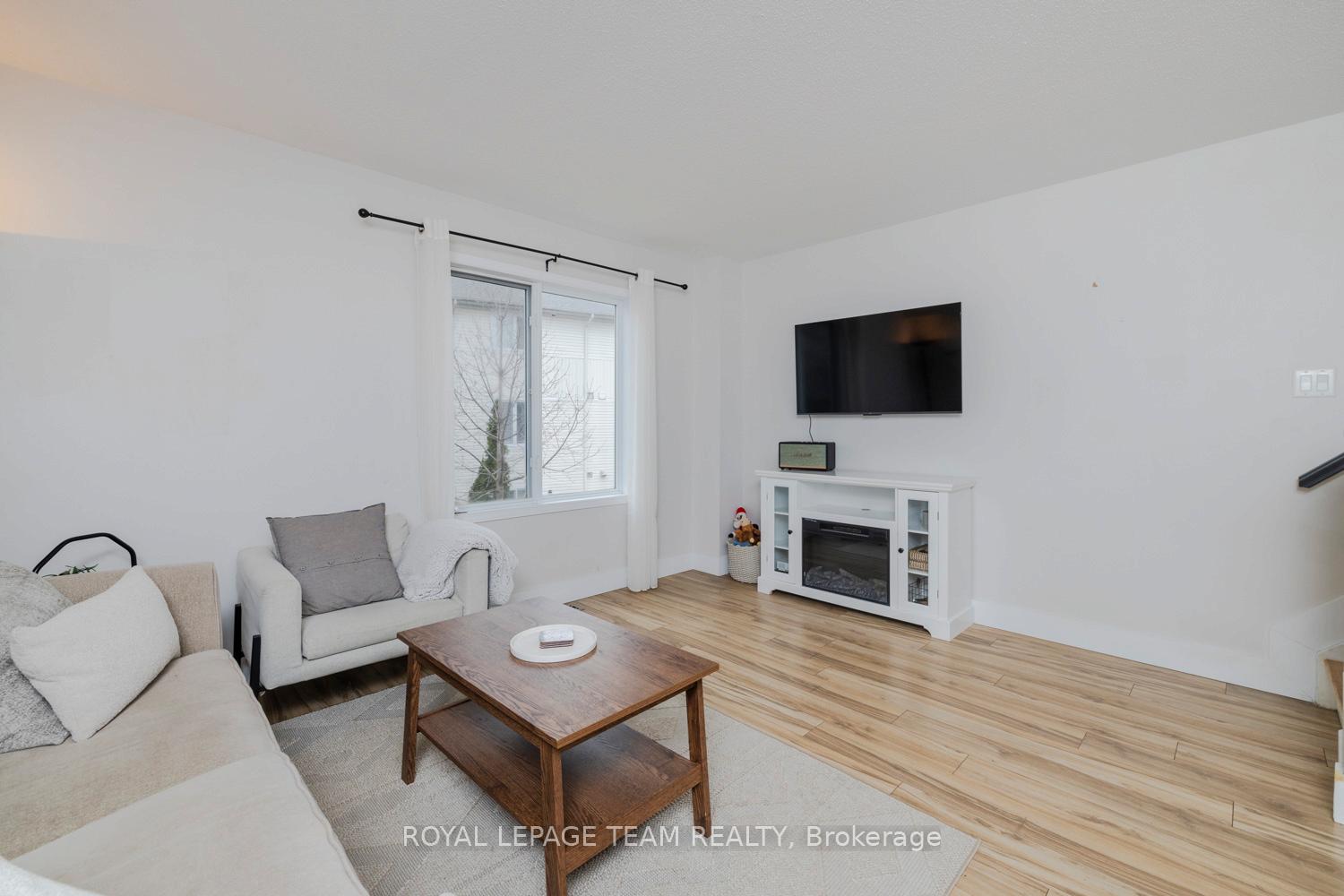 Photo 16 of 78 Manhattan Crescent, Ottawa, Central Park — HOMEH