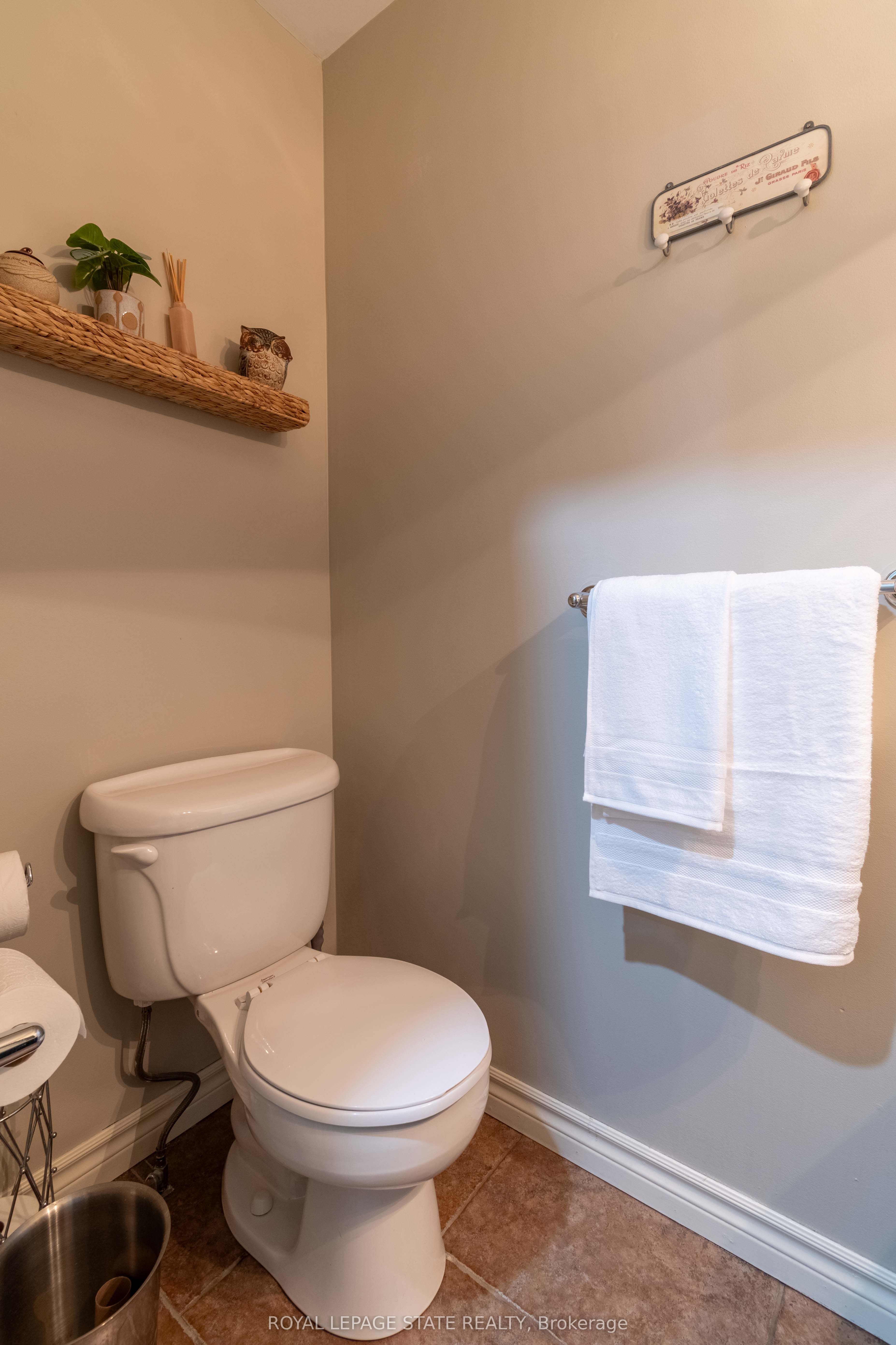 Photo 62 of 46 Hawkswood Trail, Hamilton, Carpenter — HOMEH