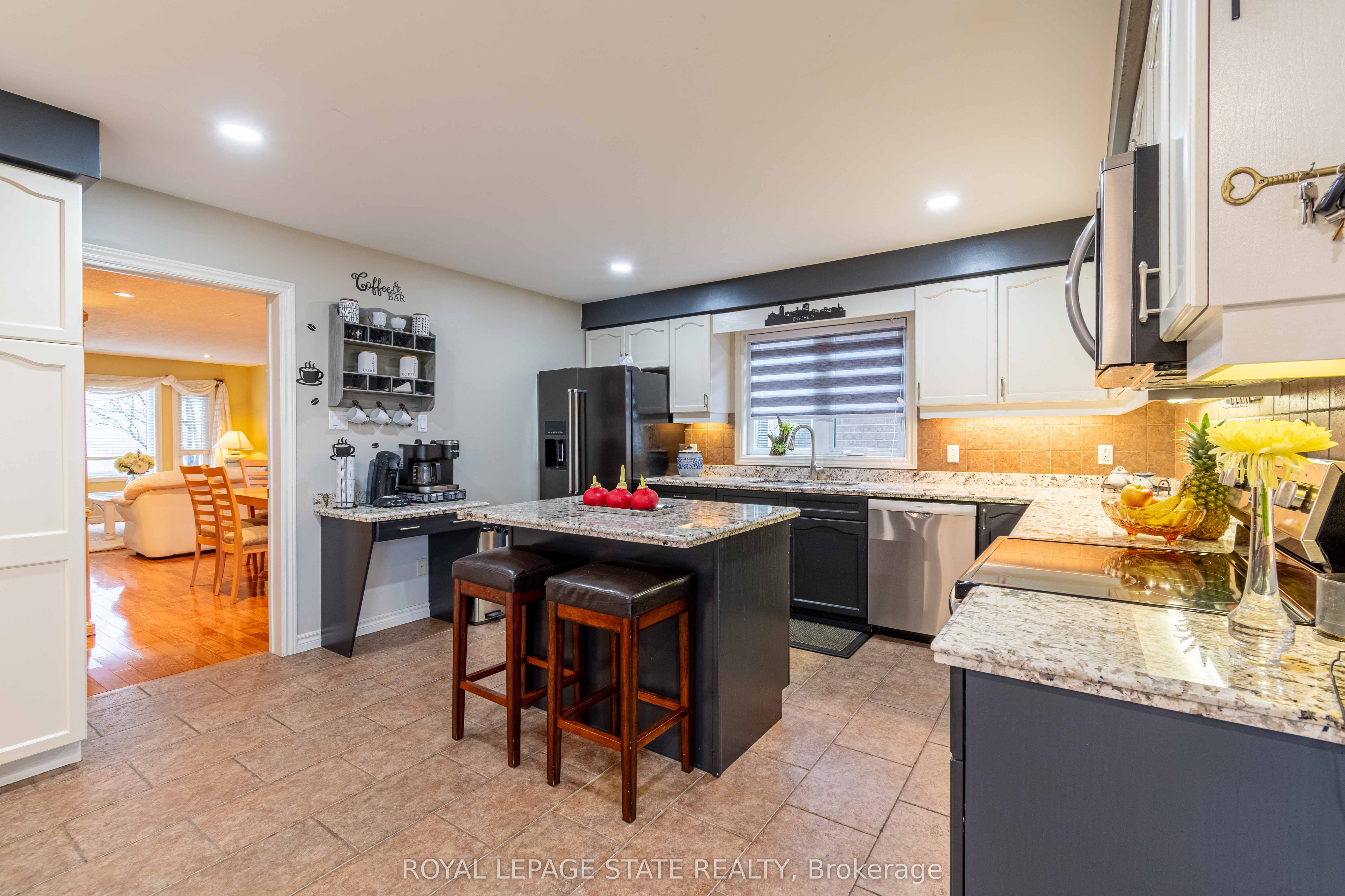 Photo 53 of 46 Hawkswood Trail, Hamilton, Carpenter — HOMEH