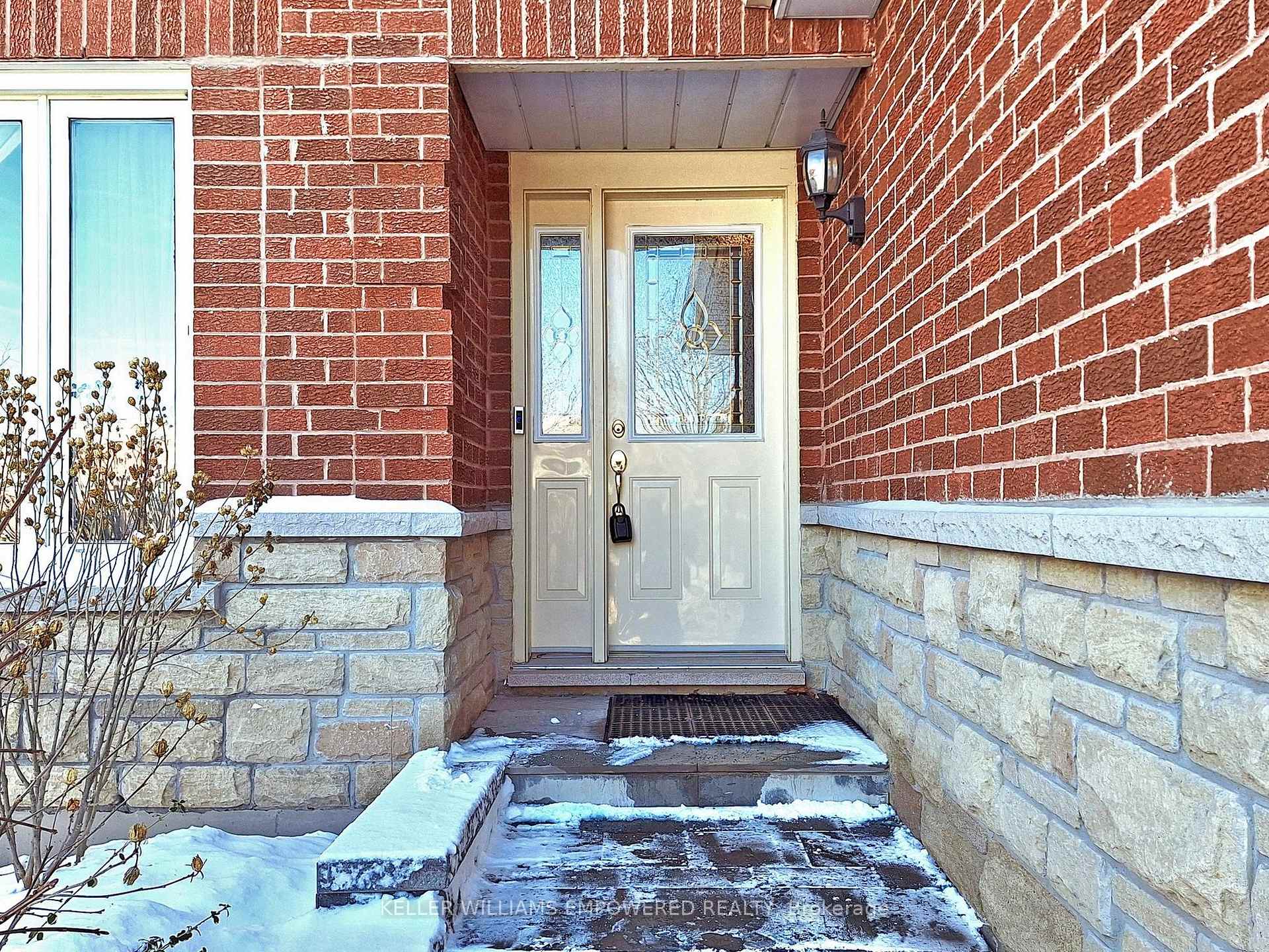 Photo 3 of 15 Fieldcroft Court, Vaughan, Maple — HOMEH