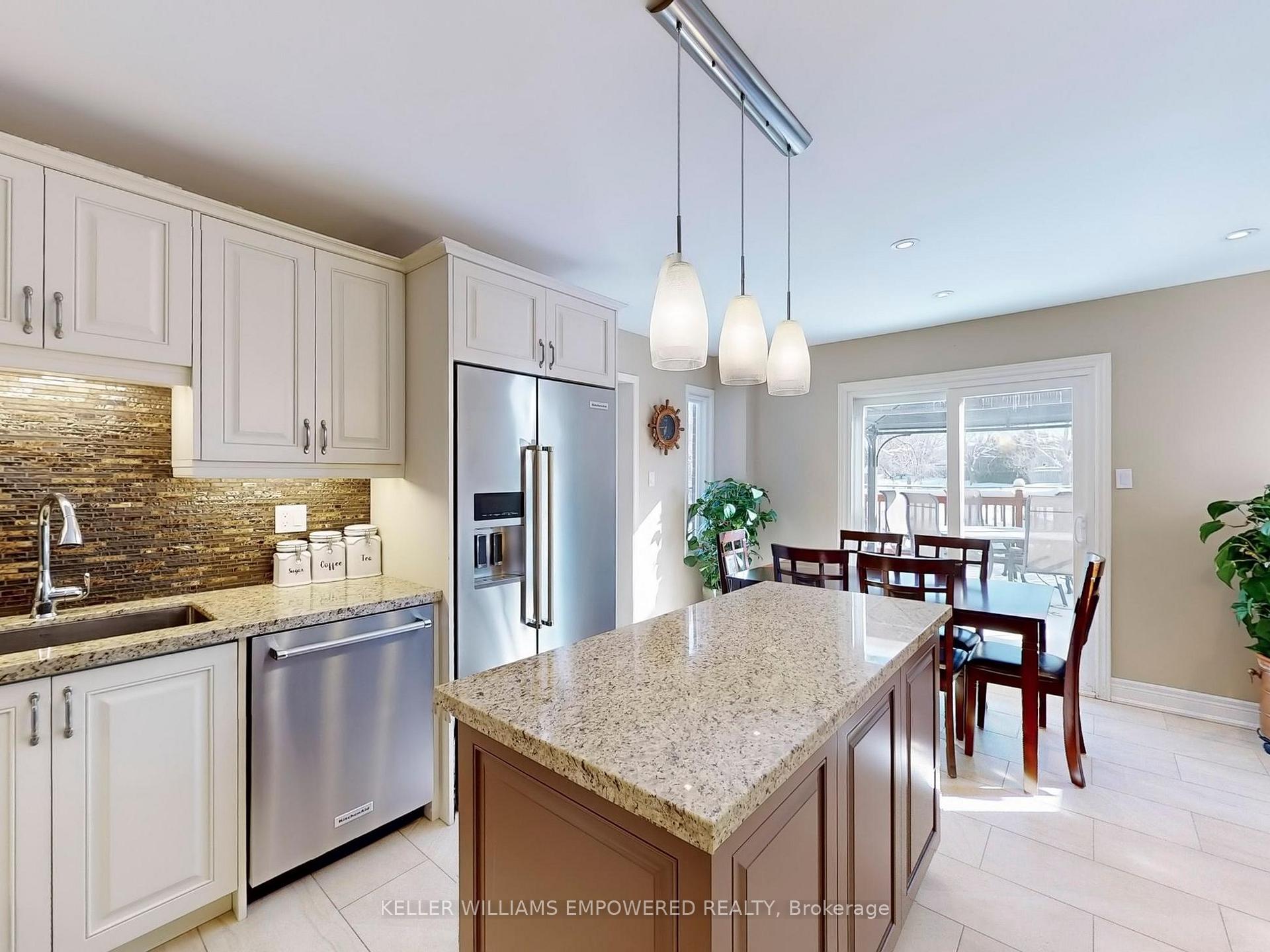 Photo 4 of 15 Fieldcroft Court, Vaughan, Maple — HOMEH