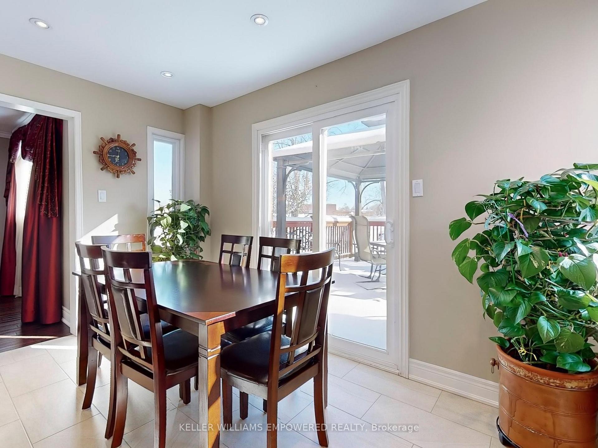 Photo 6 of 15 Fieldcroft Court, Vaughan, Maple — HOMEH