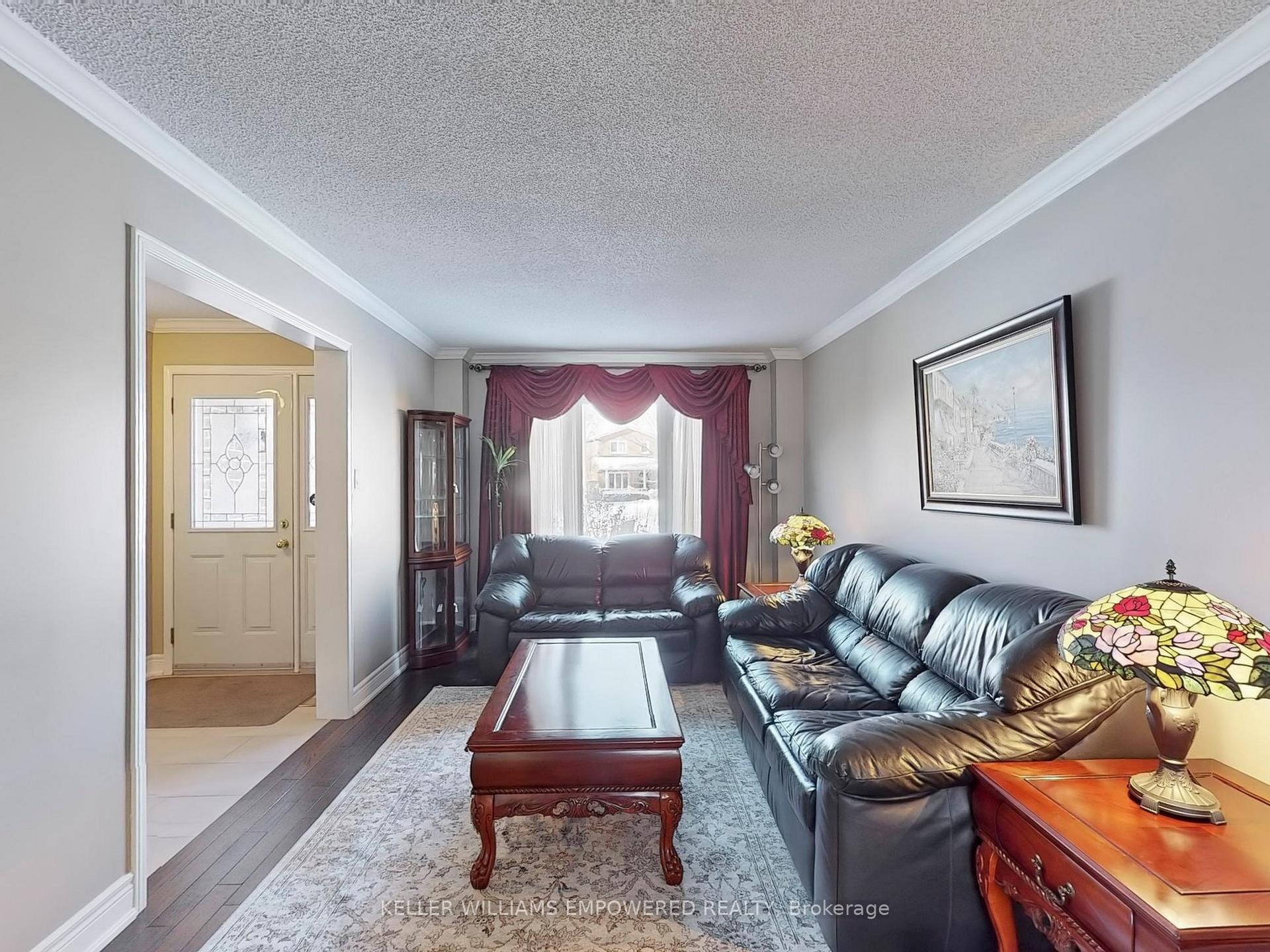 Photo 7 of 15 Fieldcroft Court, Vaughan, Maple — HOMEH
