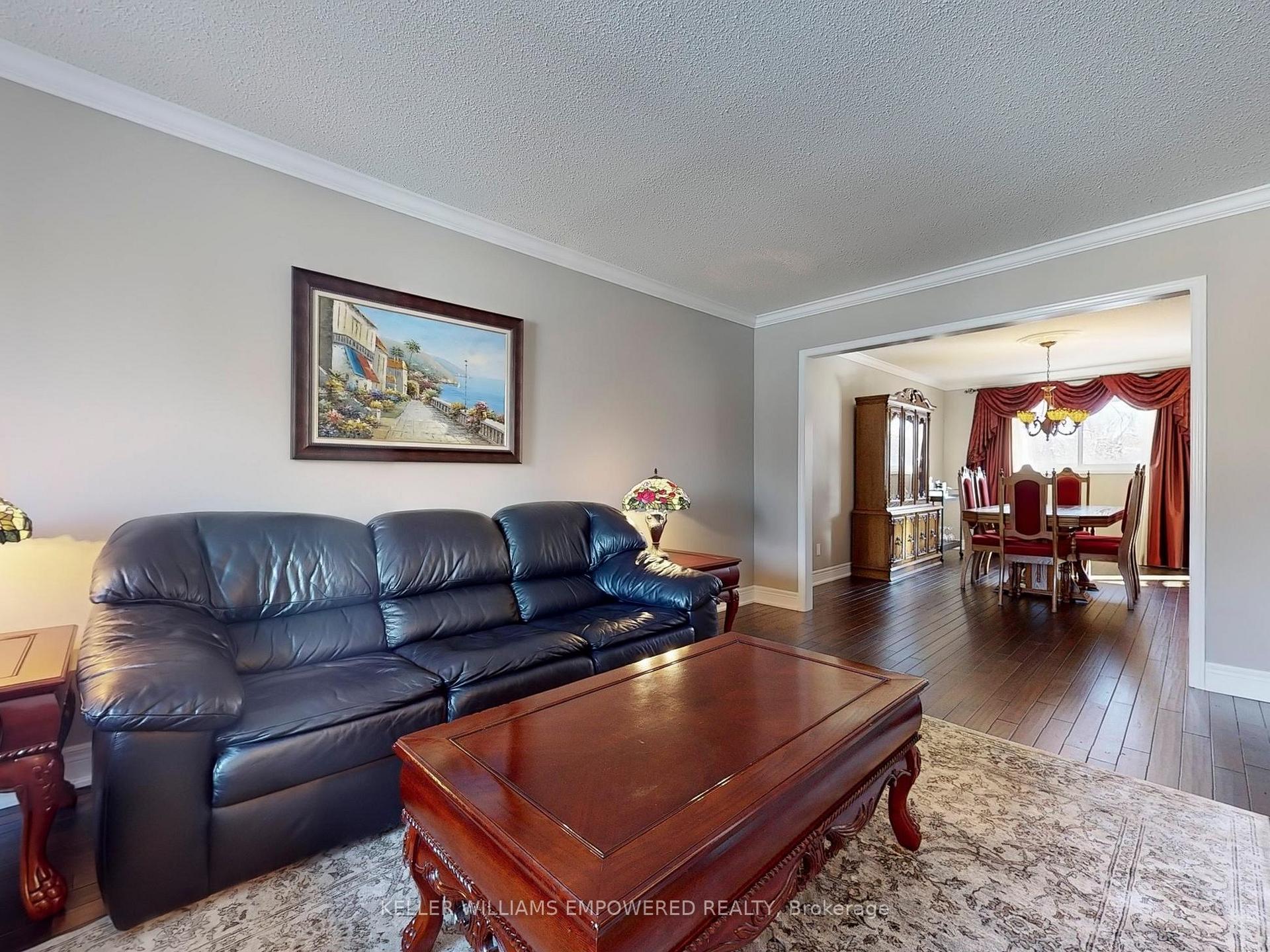 Photo 8 of 15 Fieldcroft Court, Vaughan, Maple — HOMEH