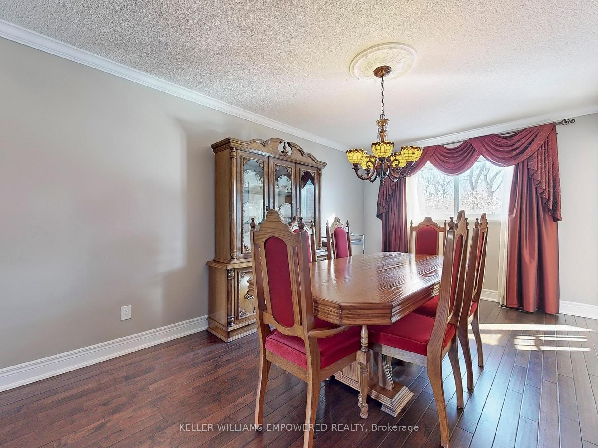 Photo 9 of 15 Fieldcroft Court, Vaughan, Maple — HOMEH