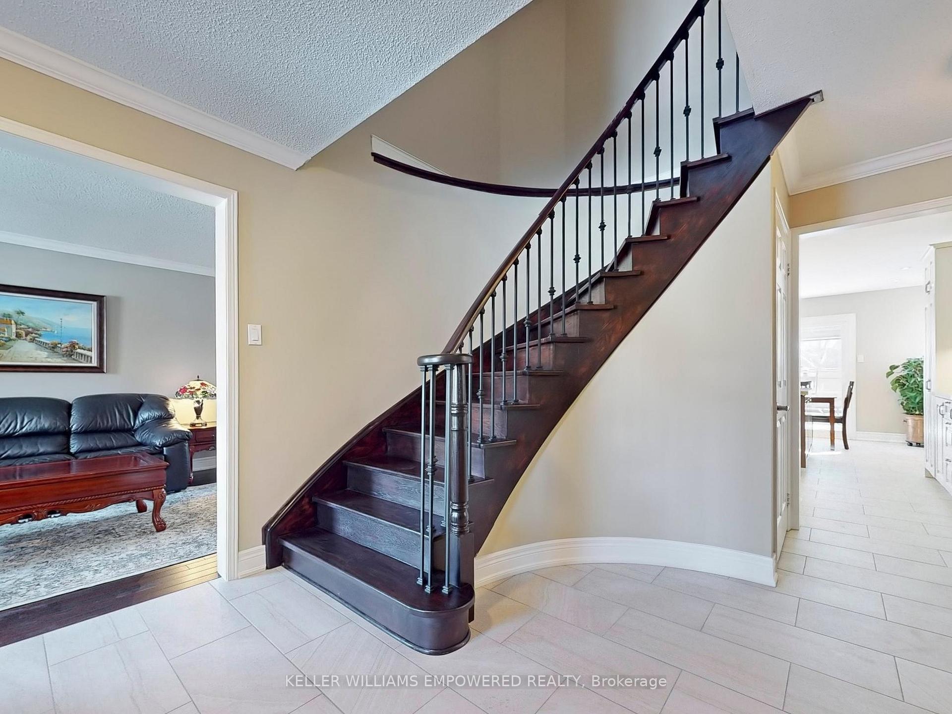 Photo 12 of 15 Fieldcroft Court, Vaughan, Maple — HOMEH