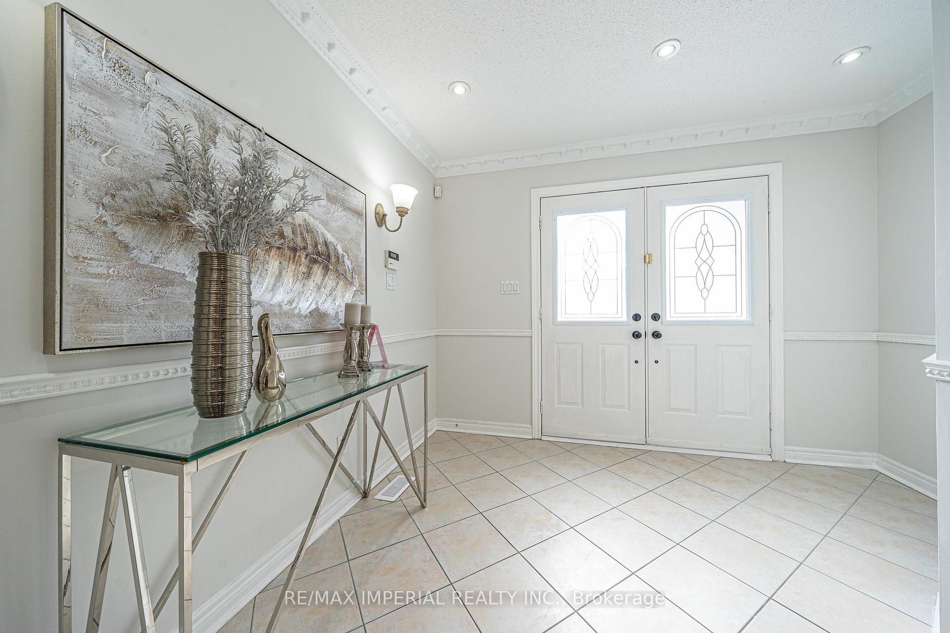Photo 4 of 26 Sail Crescent, Vaughan, Vellore Village — HOMEH