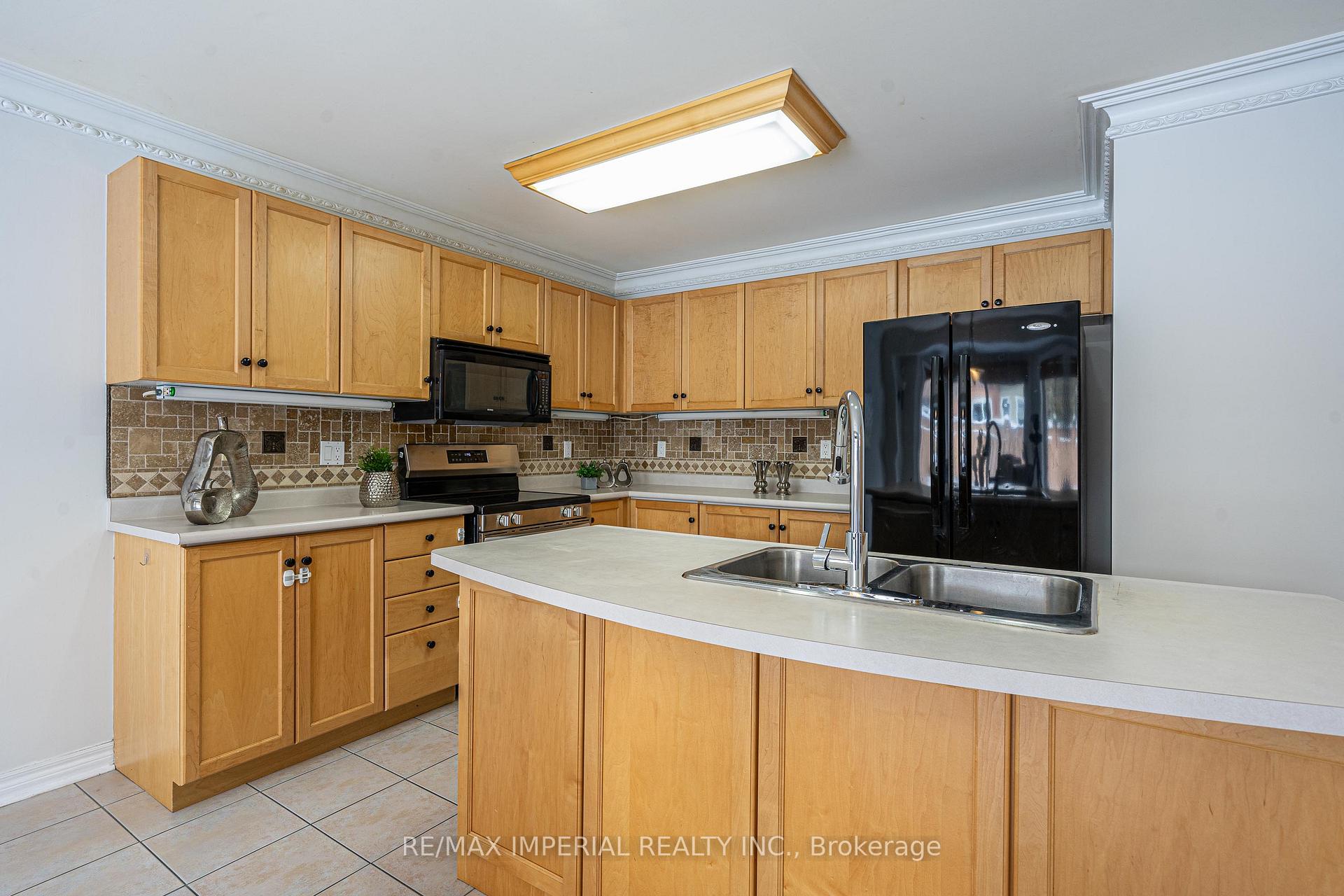 Photo 11 of 26 Sail Crescent, Vaughan, Vellore Village — HOMEH
