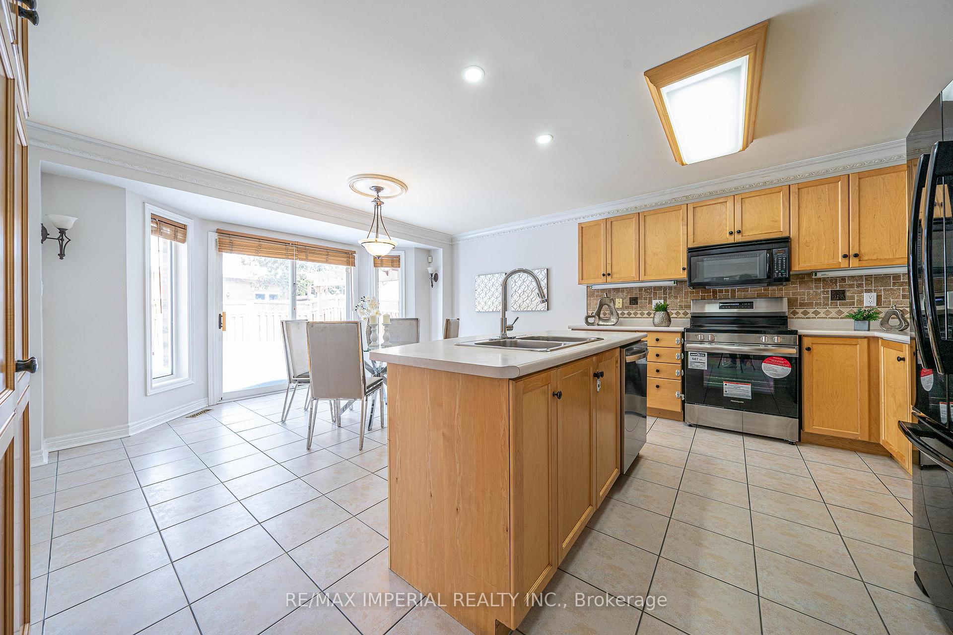 Photo 12 of 26 Sail Crescent, Vaughan, Vellore Village — HOMEH