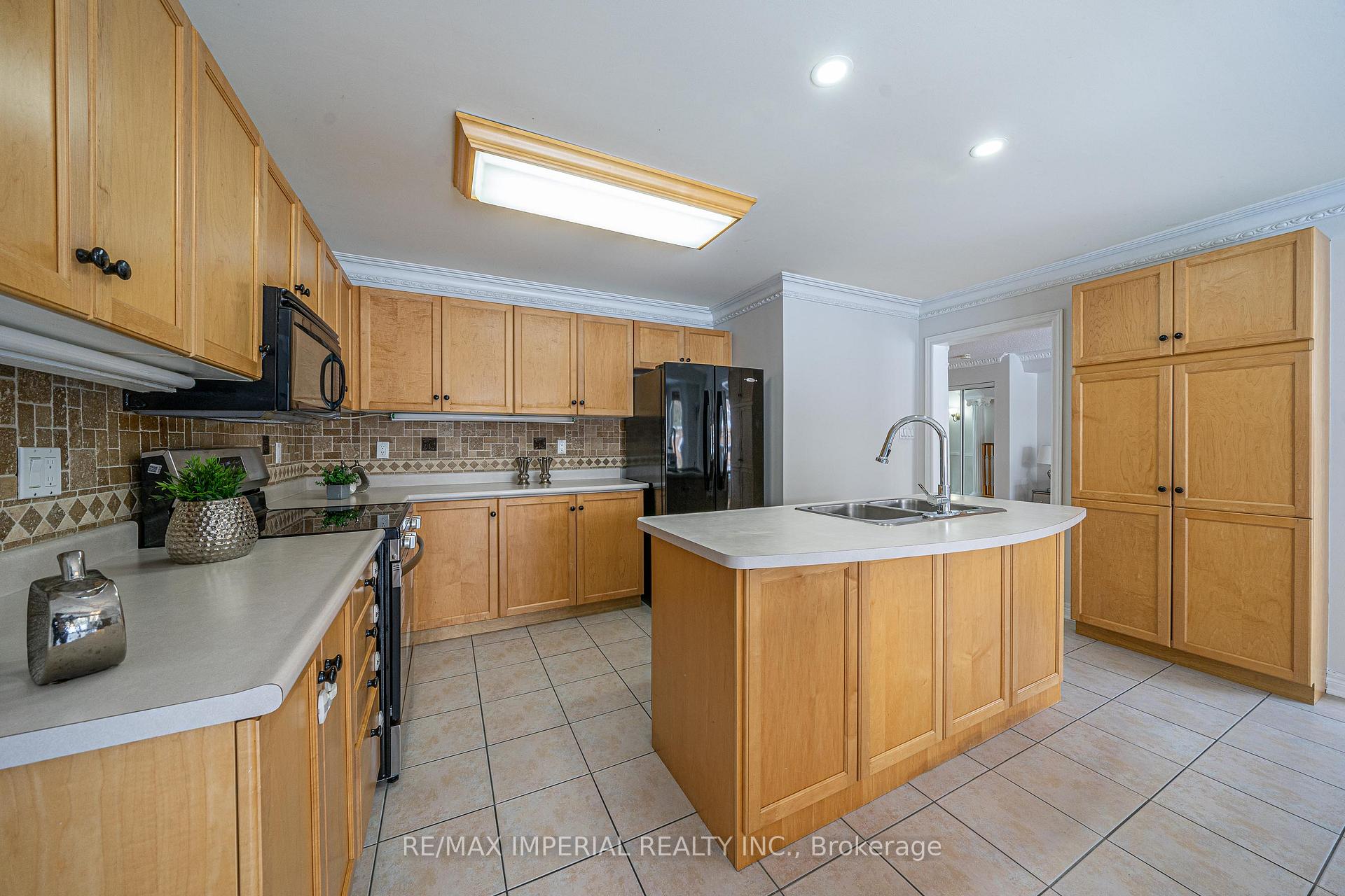 Photo 13 of 26 Sail Crescent, Vaughan, Vellore Village — HOMEH