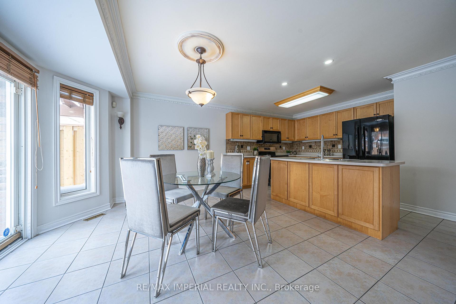 Photo 14 of 26 Sail Crescent, Vaughan, Vellore Village — HOMEH