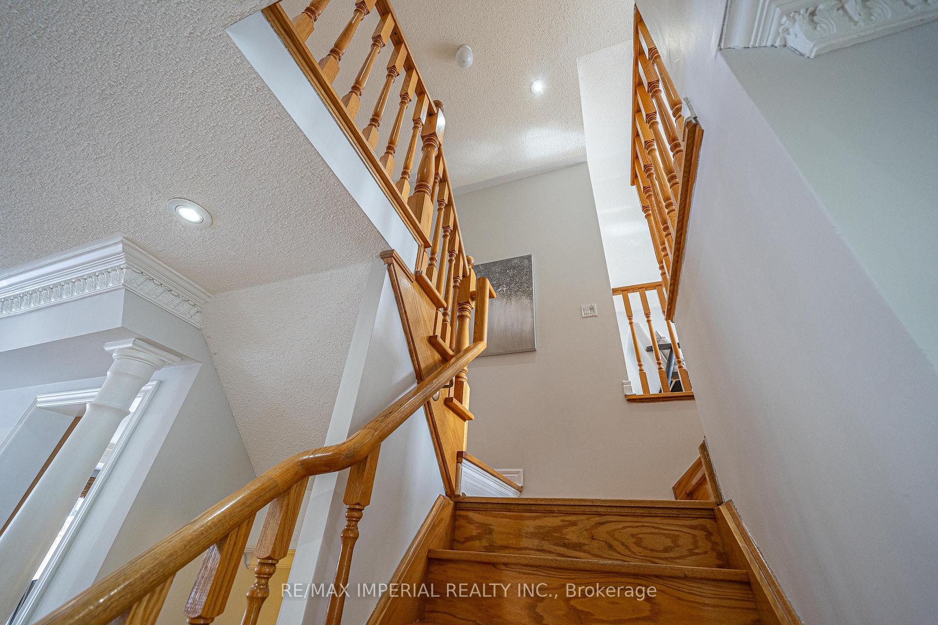 Photo 18 of 26 Sail Crescent, Vaughan, Vellore Village — HOMEH