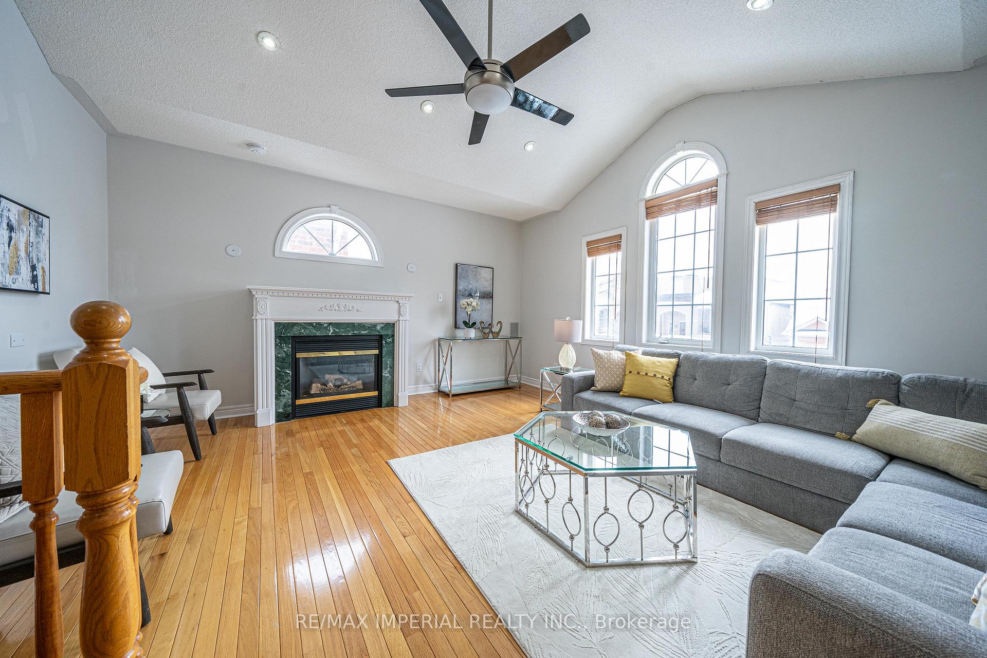Photo 20 of 26 Sail Crescent, Vaughan, Vellore Village — HOMEH