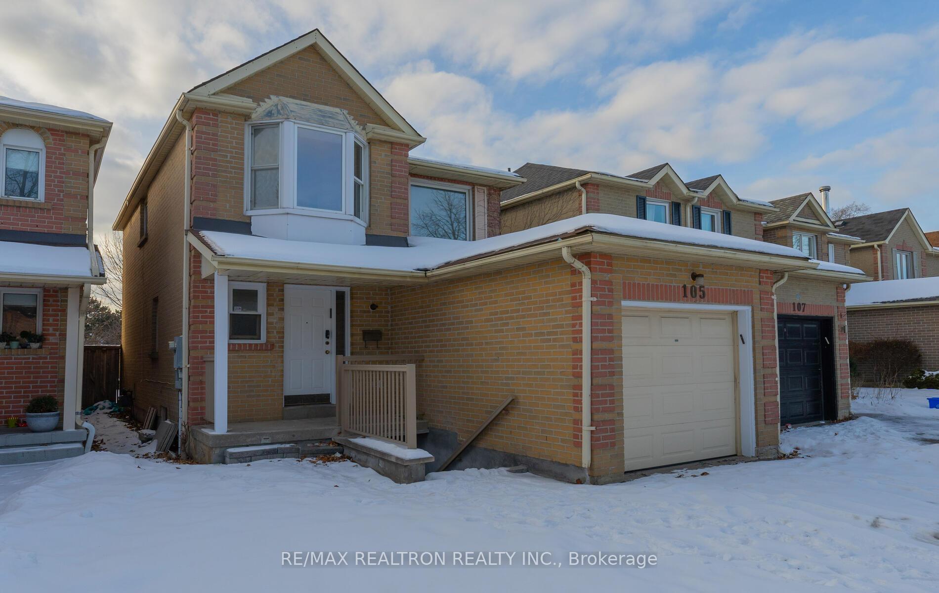 Photo 3 of 105 Gailcrest Circle, Vaughan, Crestwood-Springfarm-Yorkhill — HOMEH