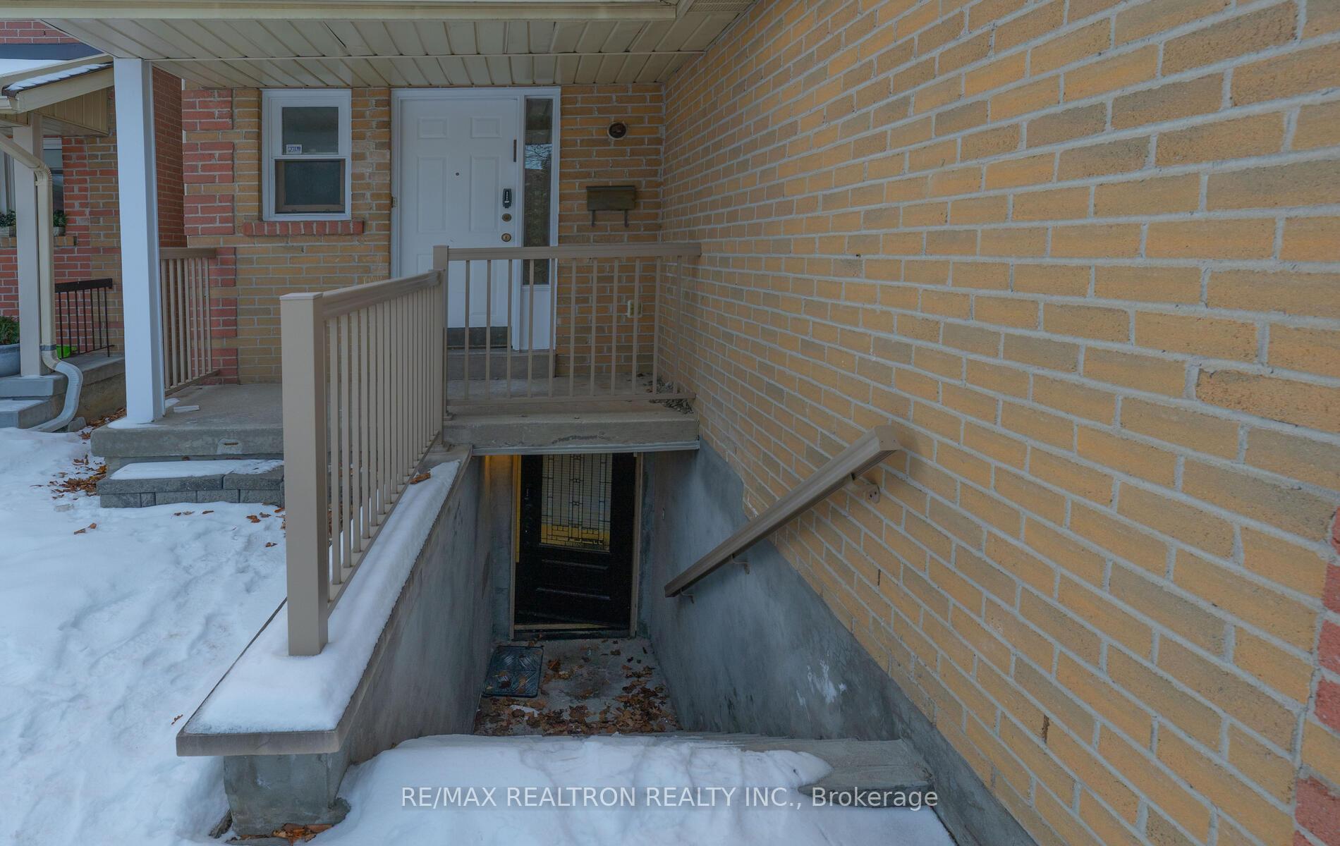 Photo 4 of 105 Gailcrest Circle, Vaughan, Crestwood-Springfarm-Yorkhill — HOMEH