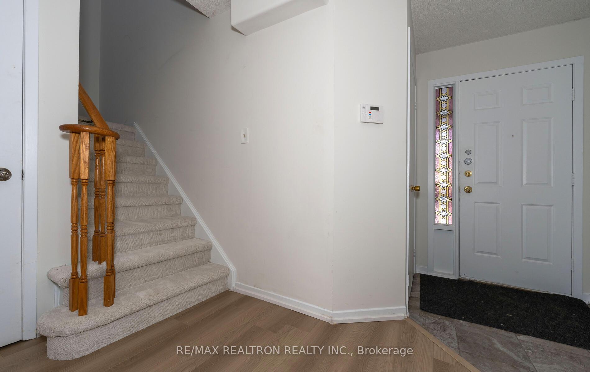 Photo 5 of 105 Gailcrest Circle, Vaughan, Crestwood-Springfarm-Yorkhill — HOMEH