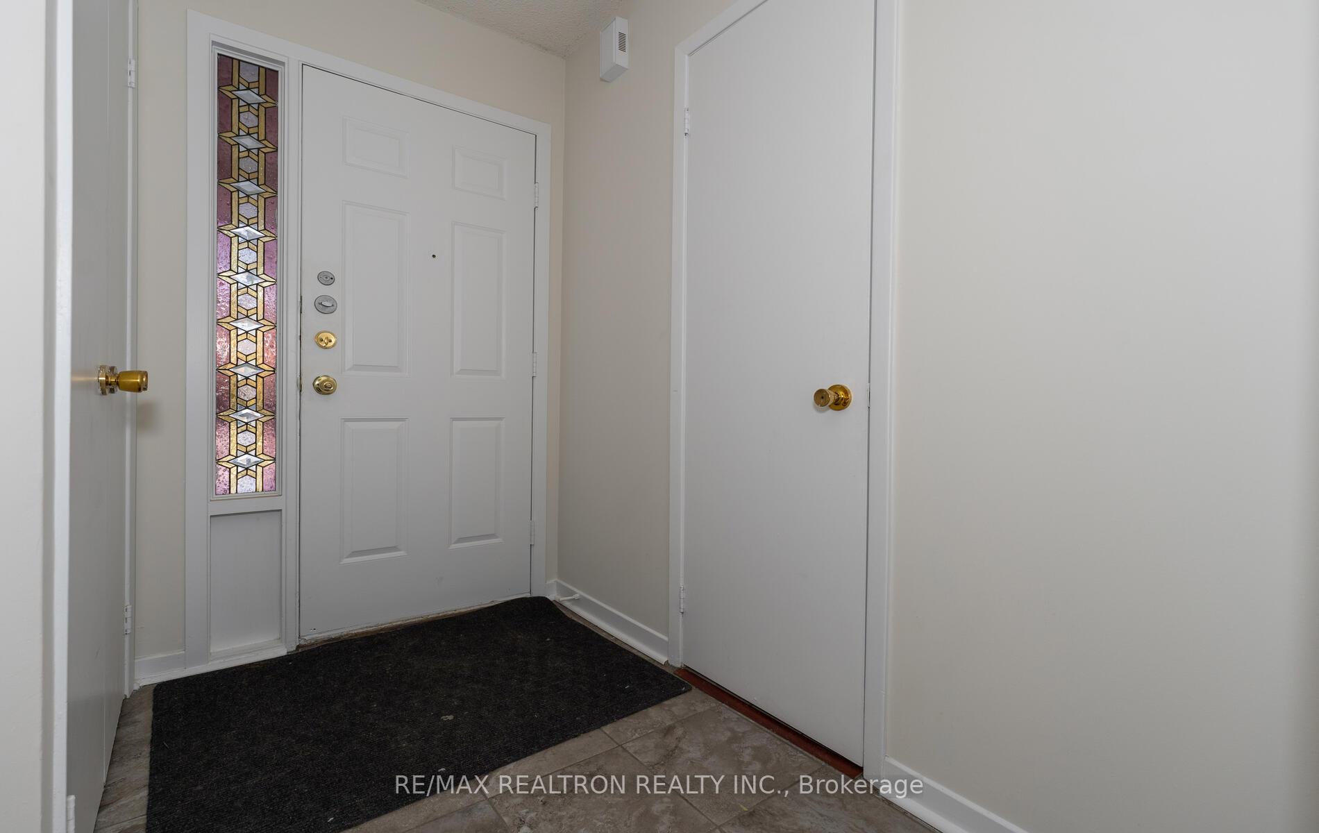 Photo 6 of 105 Gailcrest Circle, Vaughan, Crestwood-Springfarm-Yorkhill — HOMEH