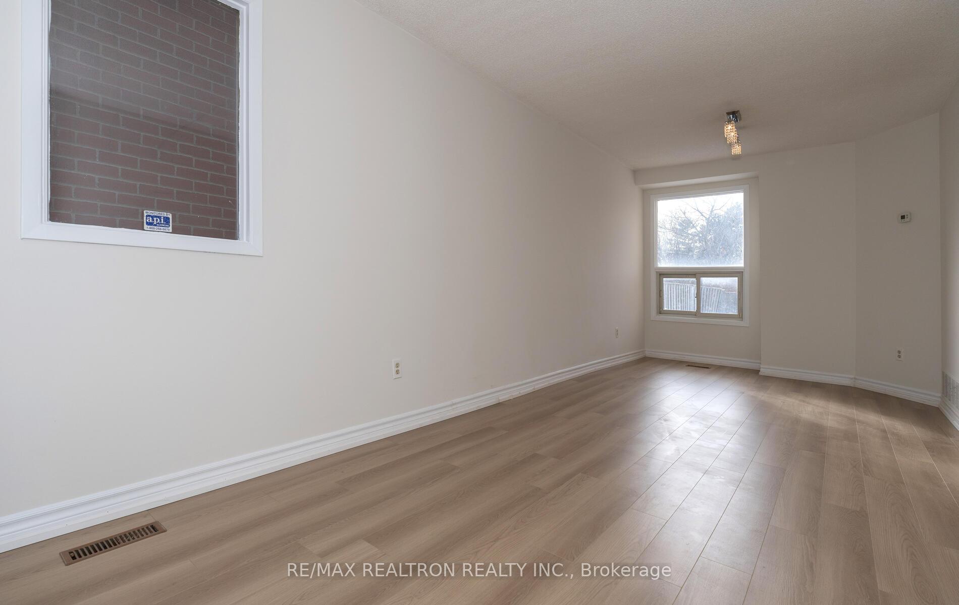 Photo 8 of 105 Gailcrest Circle, Vaughan, Crestwood-Springfarm-Yorkhill — HOMEH