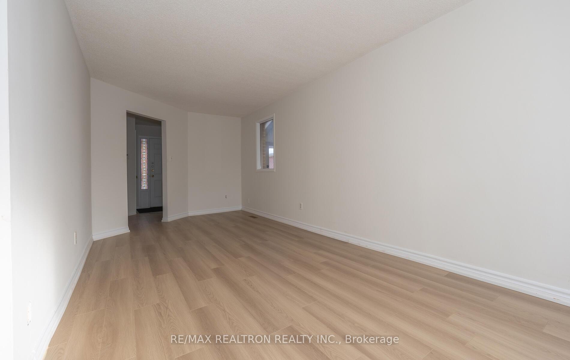 Photo 10 of 105 Gailcrest Circle, Vaughan, Crestwood-Springfarm-Yorkhill — HOMEH