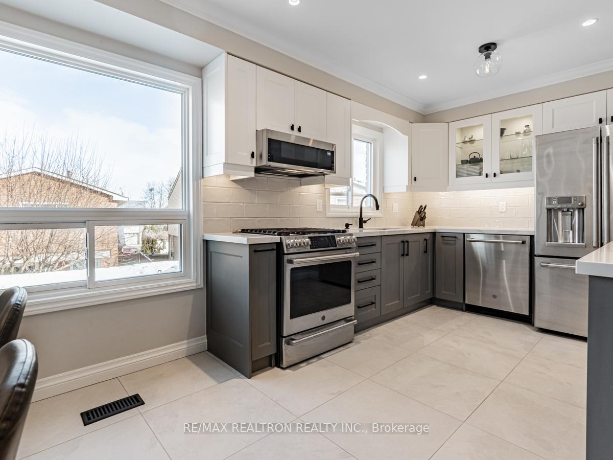 Photo 11 of 72 Bay Hill Drive, Vaughan, Glen Shields — HOMEH