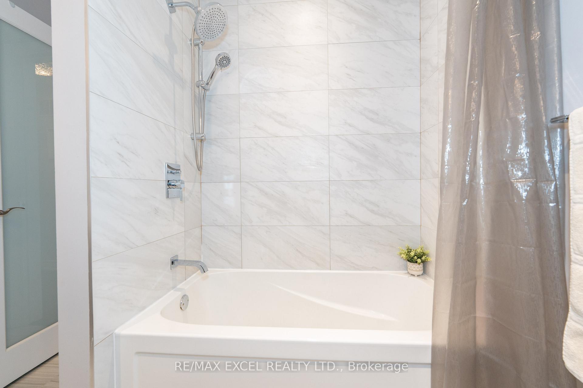 Photo 6 of 72 Croteau Crescent, Vaughan, Crestwood-Springfarm-Yorkhill — HOMEH