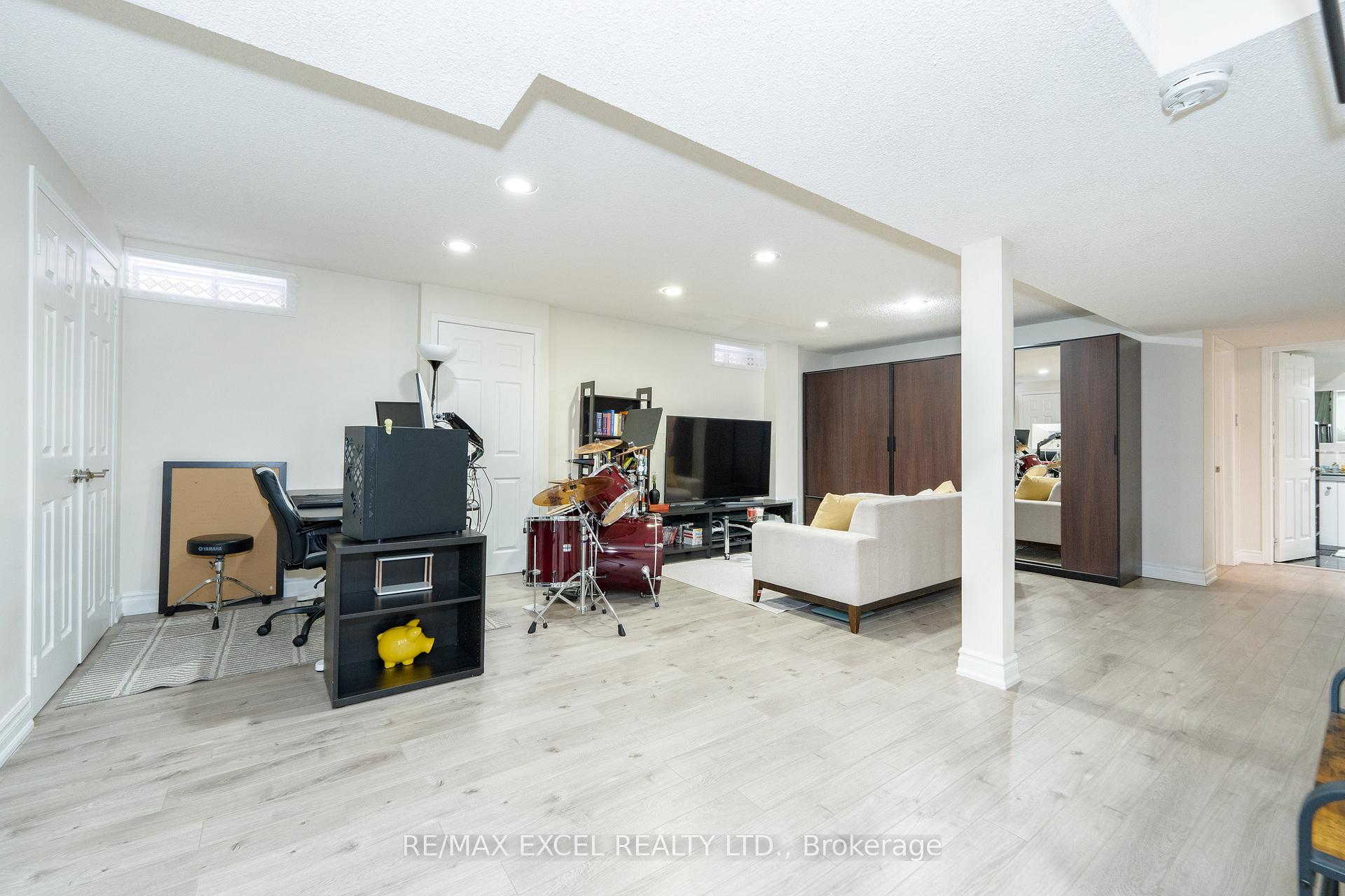 Photo 12 of 72 Croteau Crescent, Vaughan, Crestwood-Springfarm-Yorkhill — HOMEH