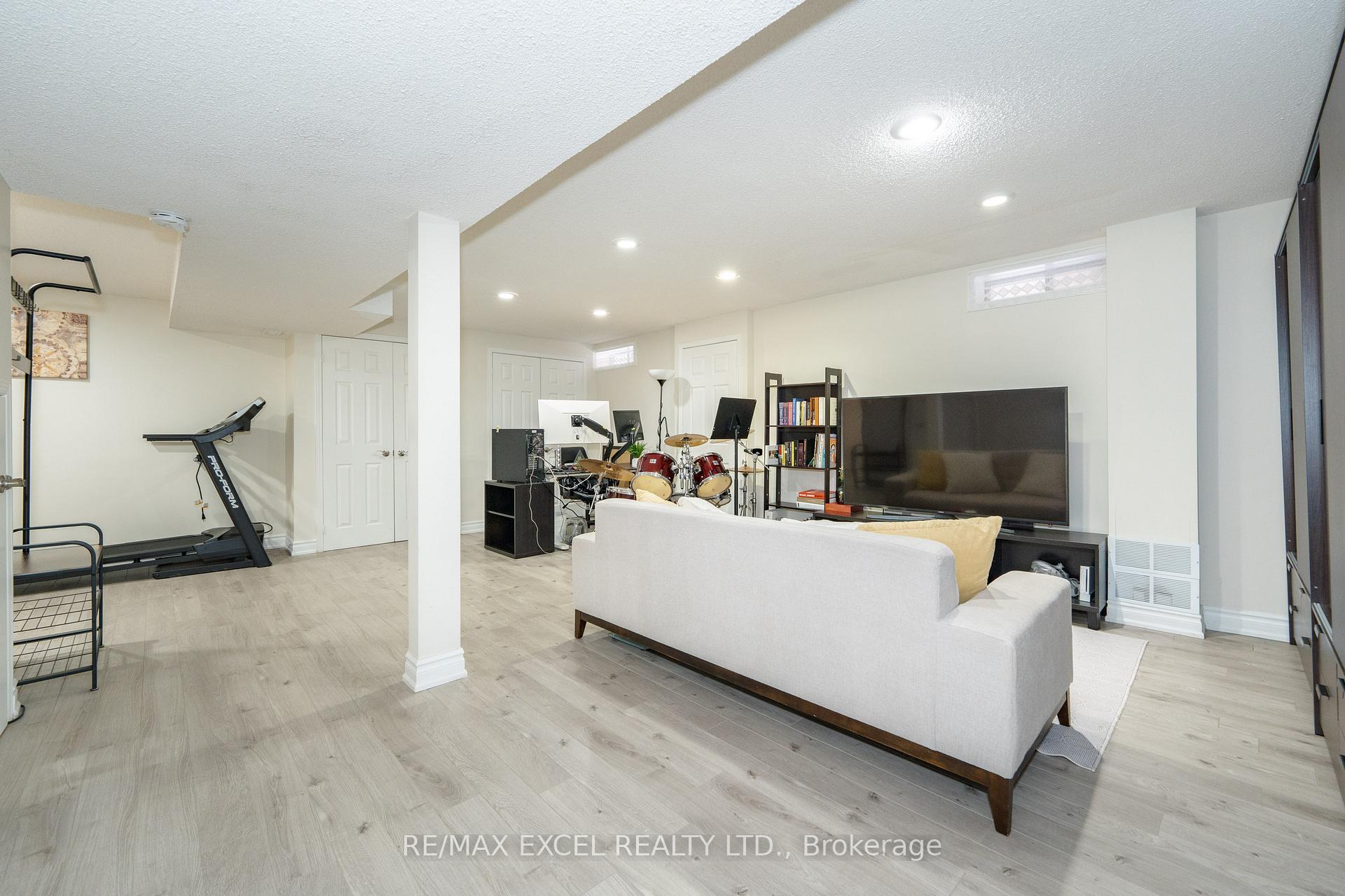 Photo 13 of 72 Croteau Crescent, Vaughan, Crestwood-Springfarm-Yorkhill — HOMEH
