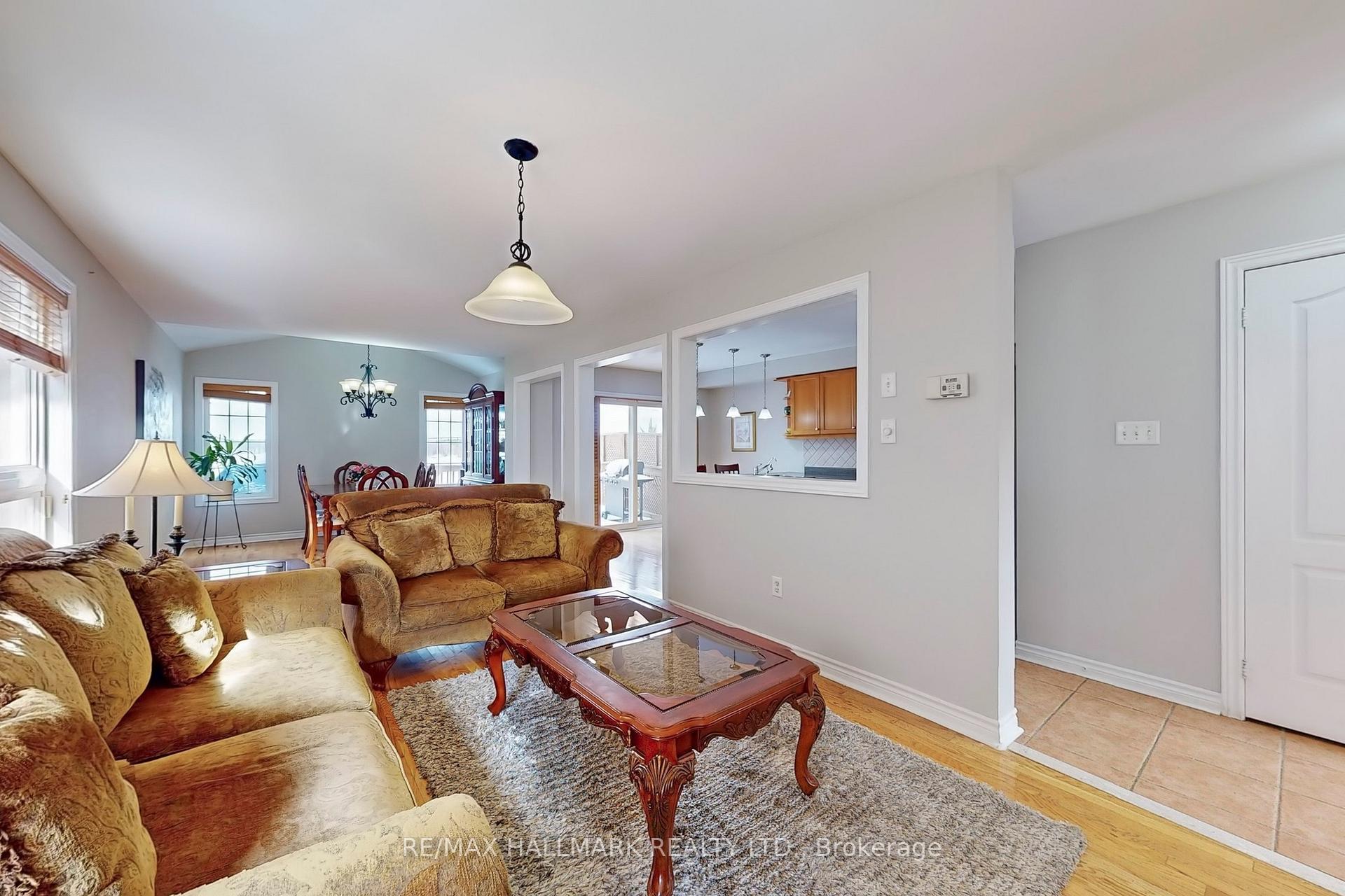 Photo 4 of 68 Beaverbrook Crescent, Vaughan, Rural Vaughan — HOMEH