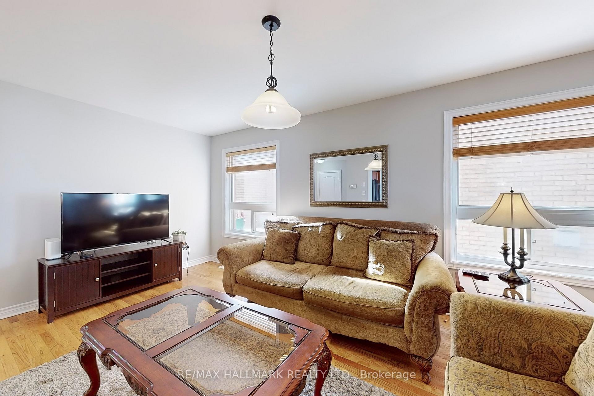 Photo 5 of 68 Beaverbrook Crescent, Vaughan, Rural Vaughan — HOMEH