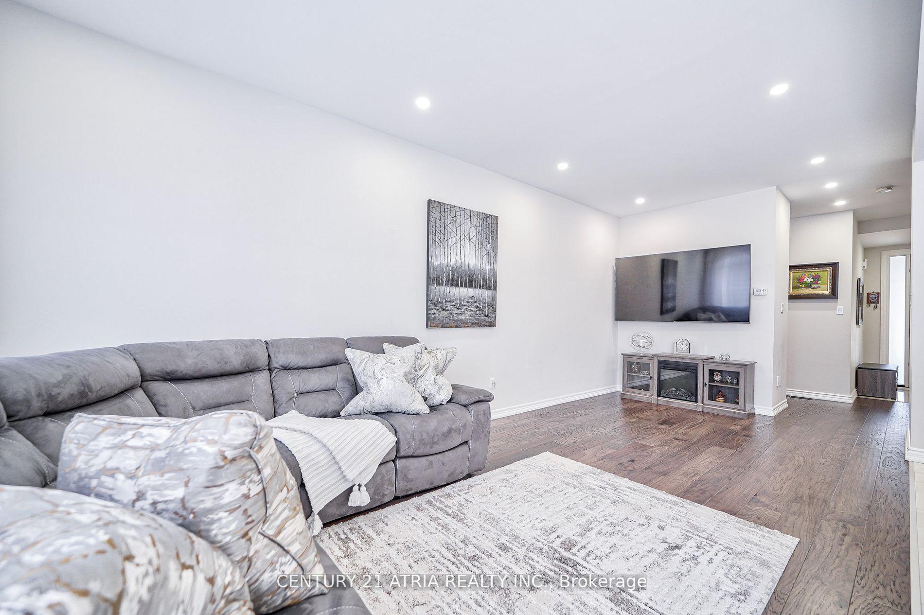 Photo 12 of 25 Gauguin Avenue, Vaughan, Patterson — HOMEH