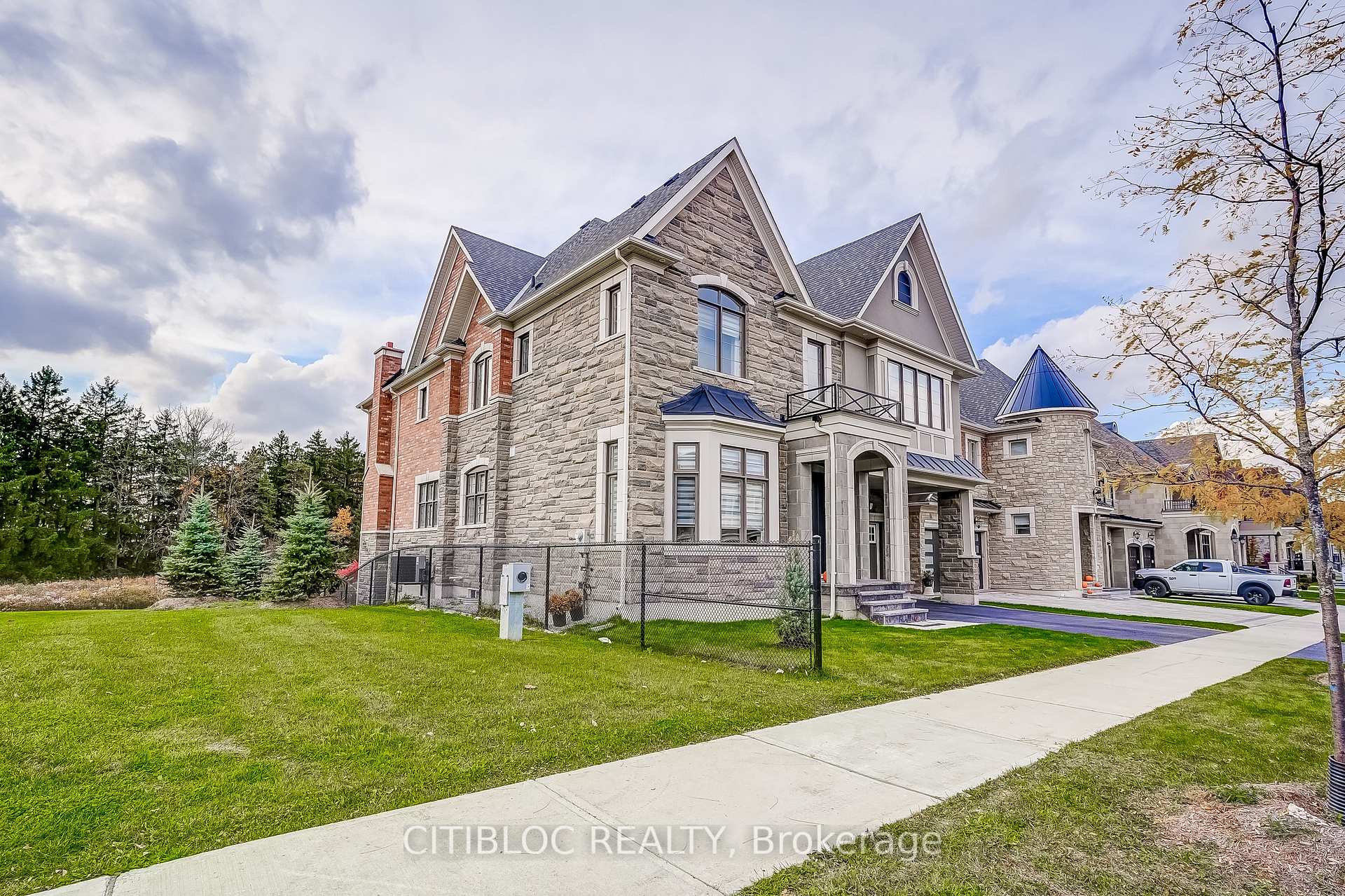 Photo 2 of 157 Klein Mills Road, Vaughan, Kleinburg — HOMEH