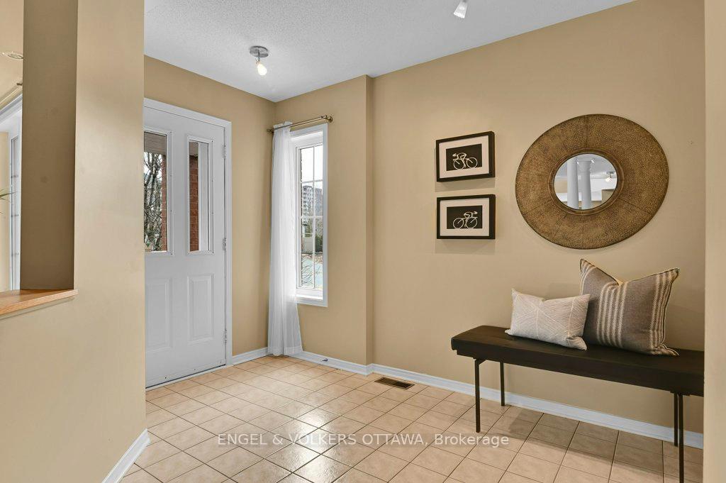 Photo 2 of 38 Whitestone Drive, Ottawa, Central Park — HOMEH