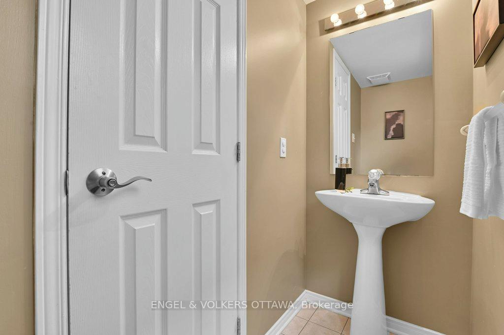Photo 4 of 38 Whitestone Drive, Ottawa, Central Park — HOMEH
