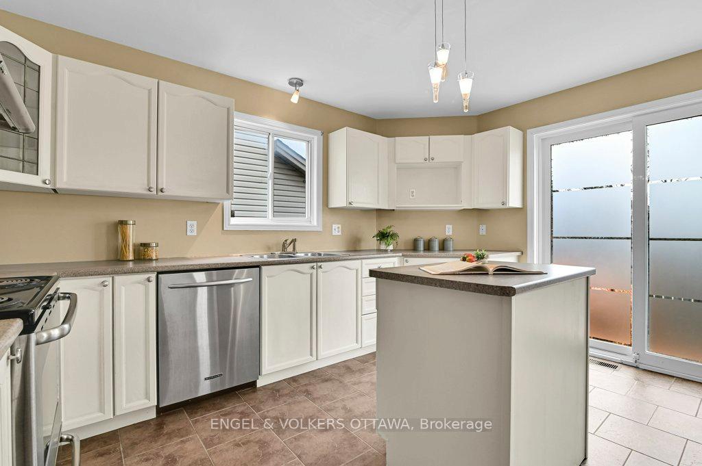 Photo 11 of 38 Whitestone Drive, Ottawa, Central Park — HOMEH