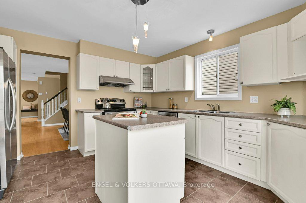 Photo 12 of 38 Whitestone Drive, Ottawa, Central Park — HOMEH