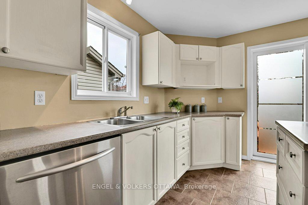 Photo 16 of 38 Whitestone Drive, Ottawa, Central Park — HOMEH