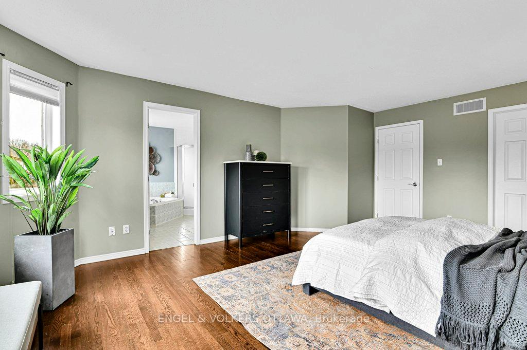 Photo 22 of 38 Whitestone Drive, Ottawa, Central Park — HOMEH